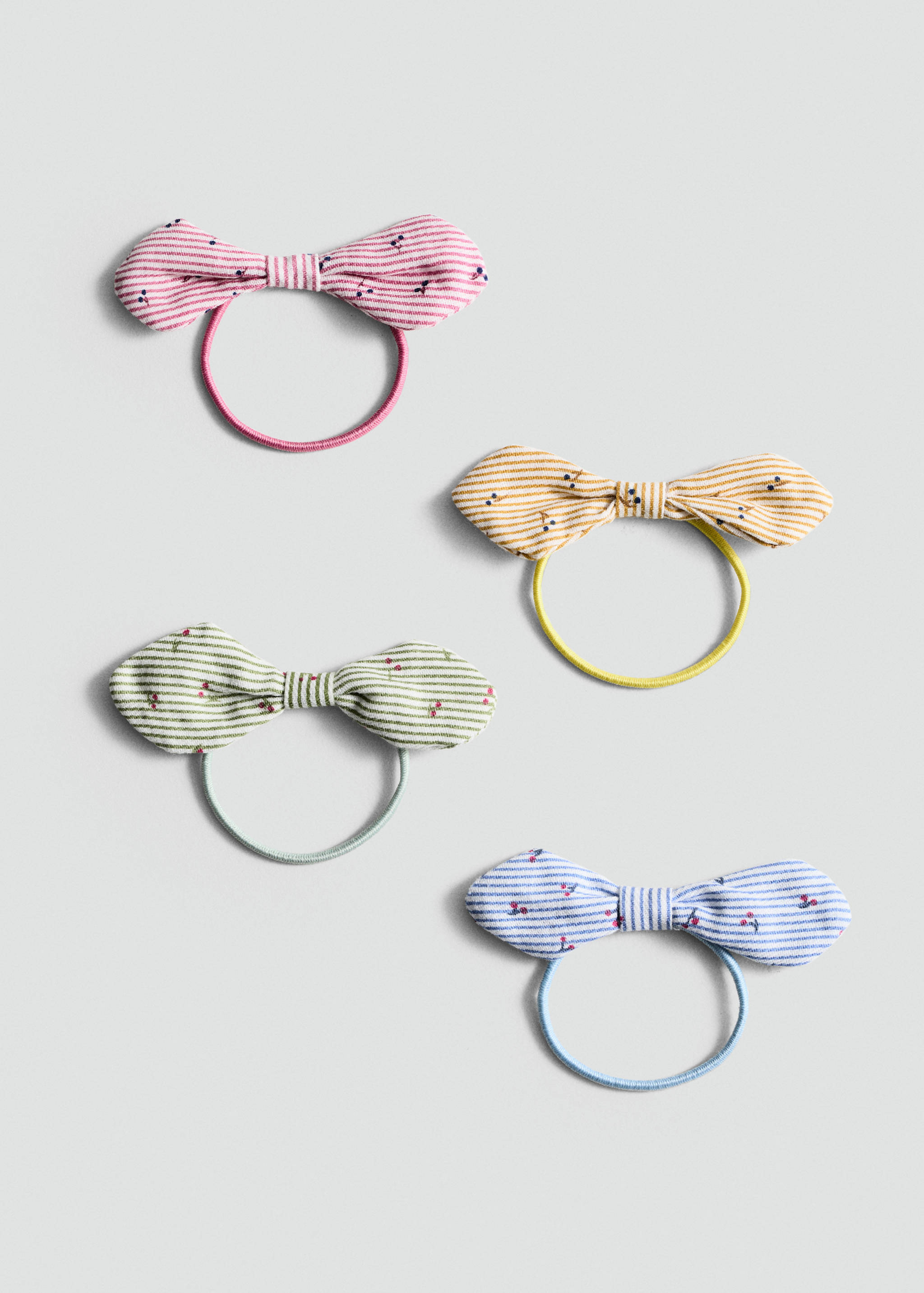 علبة تضم 4 من ربطات الشعر - منتج دون نموذج