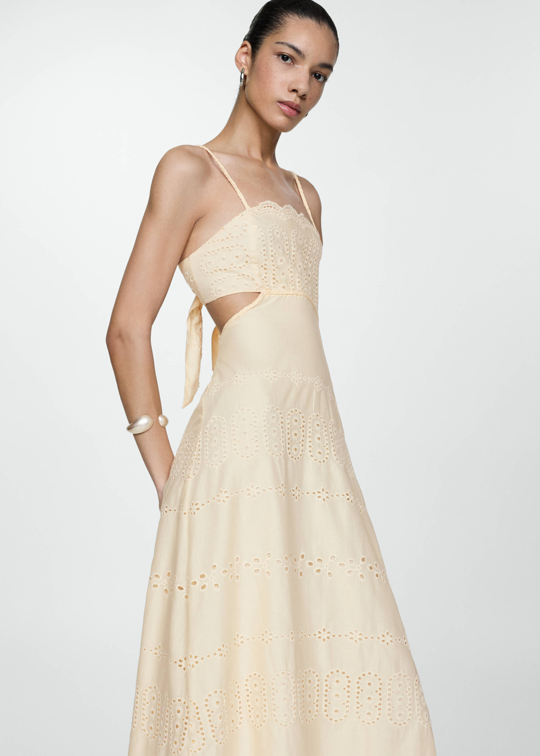 Embroidered dress with side slits - Medium plane