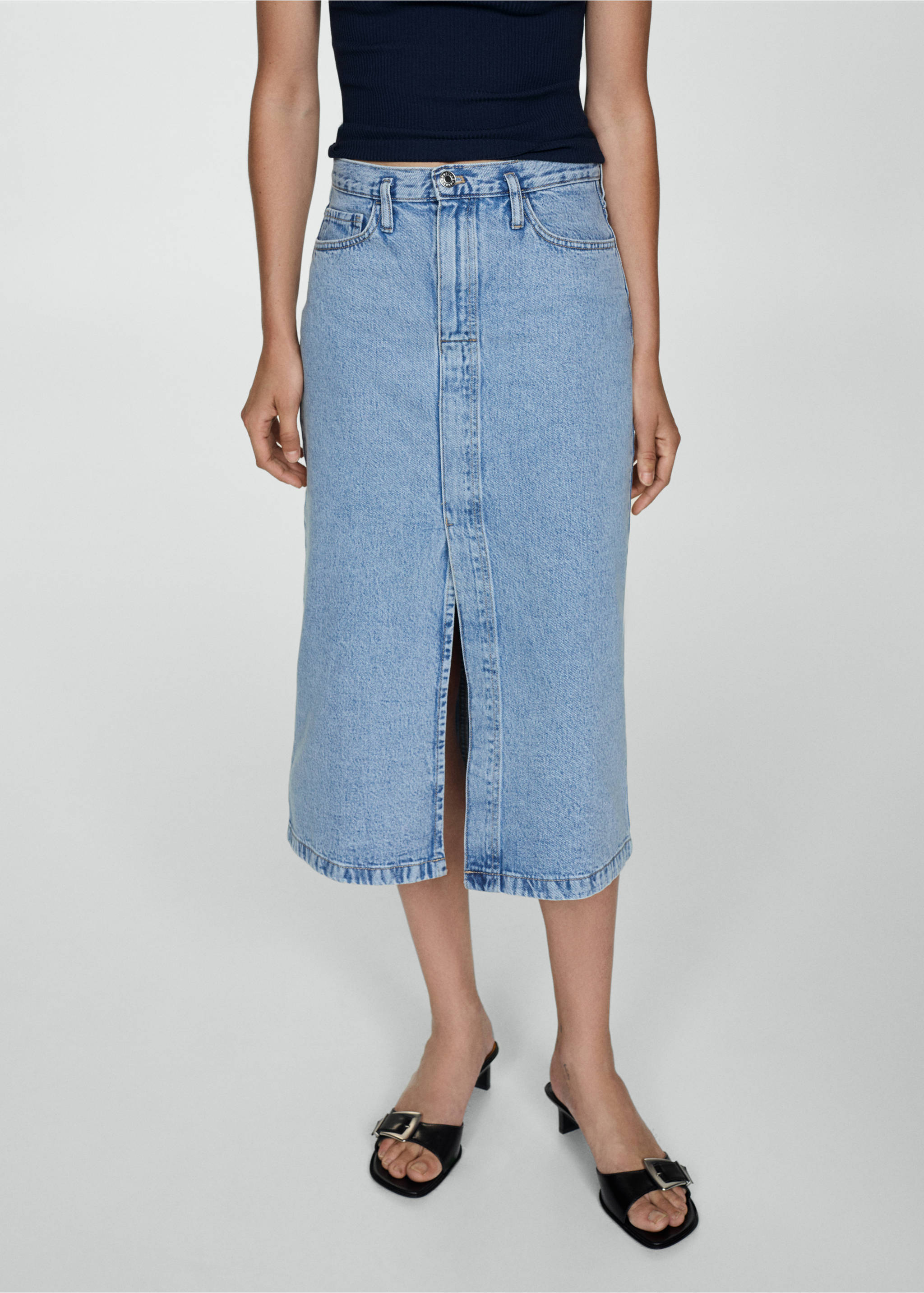 Jupe jean fendue - Plan moyen, Bleu clair. Ref: 77040364-00.