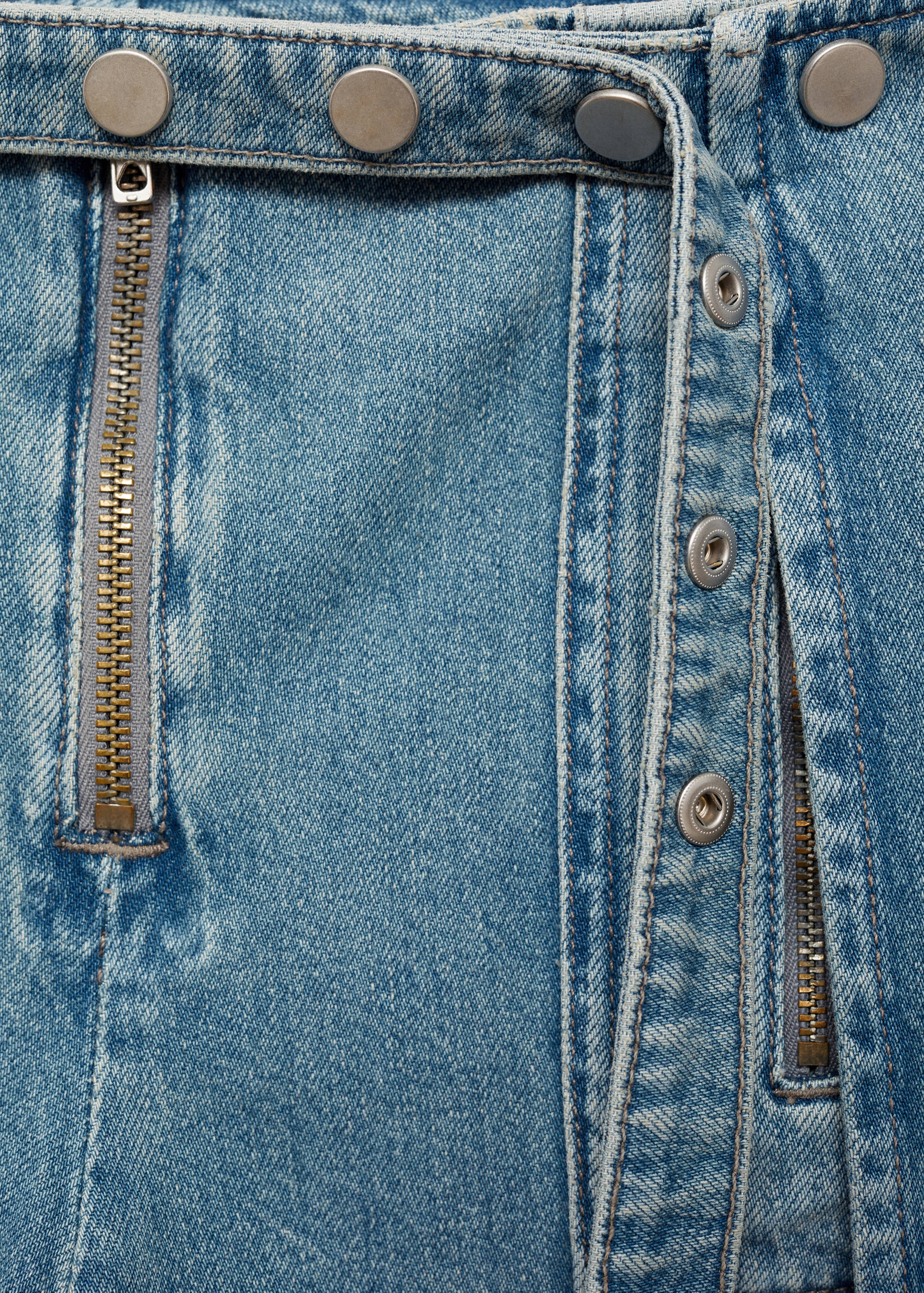 Wide leg jeans with seams and snap buttons - Details of the article 8