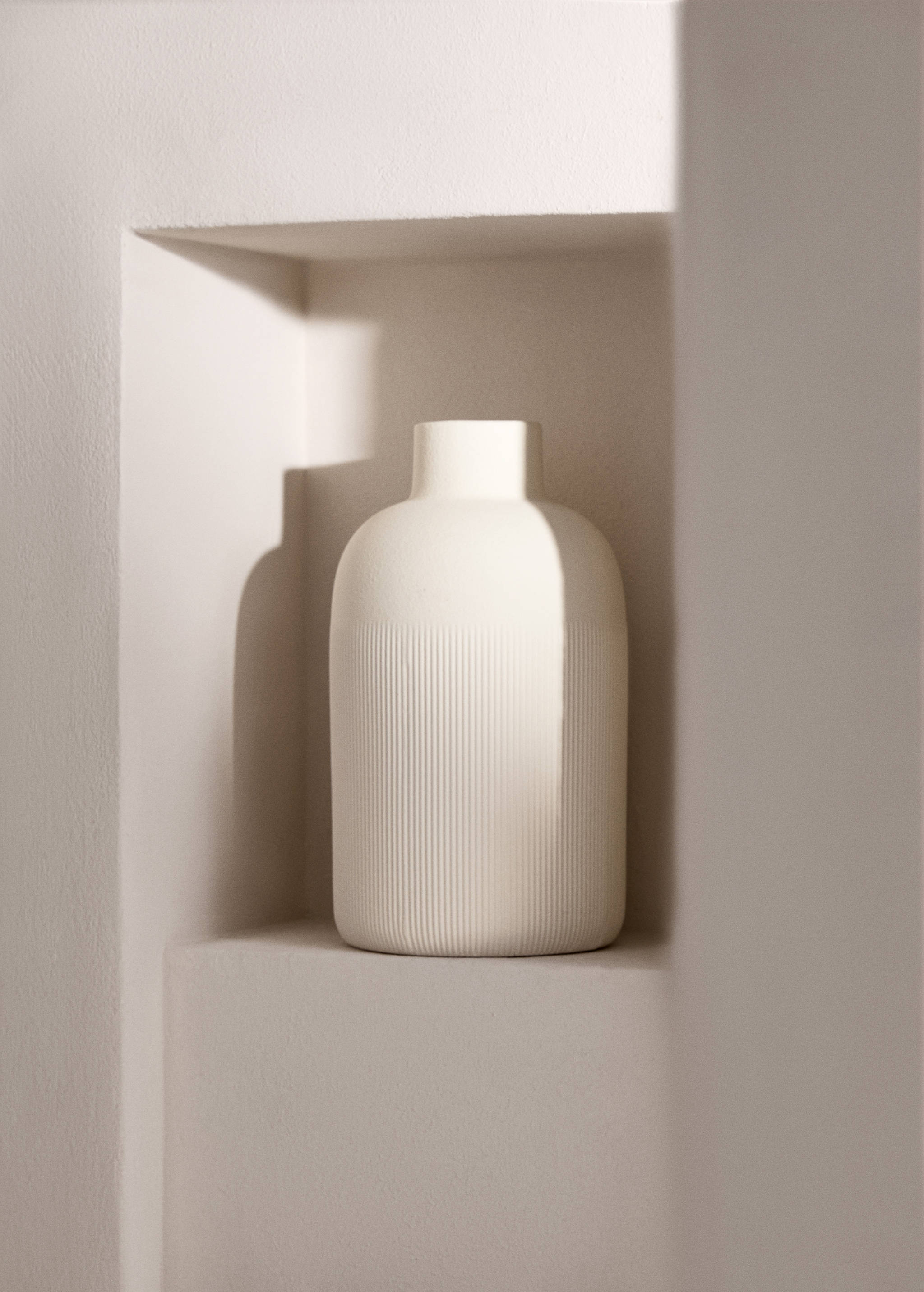Stoneware vase with stripe relief - General plane