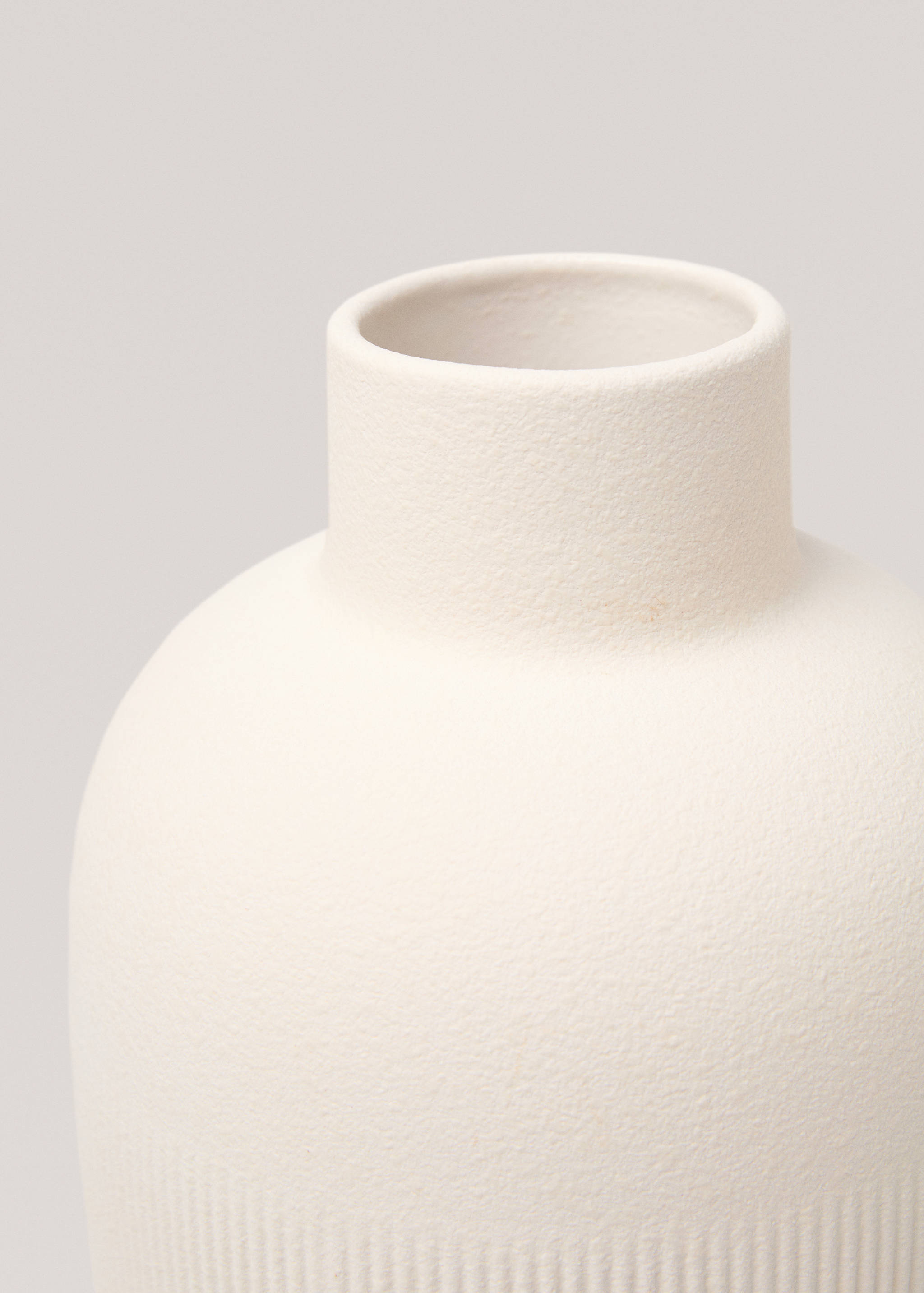 Stoneware vase with stripe relief - Details of the article 1