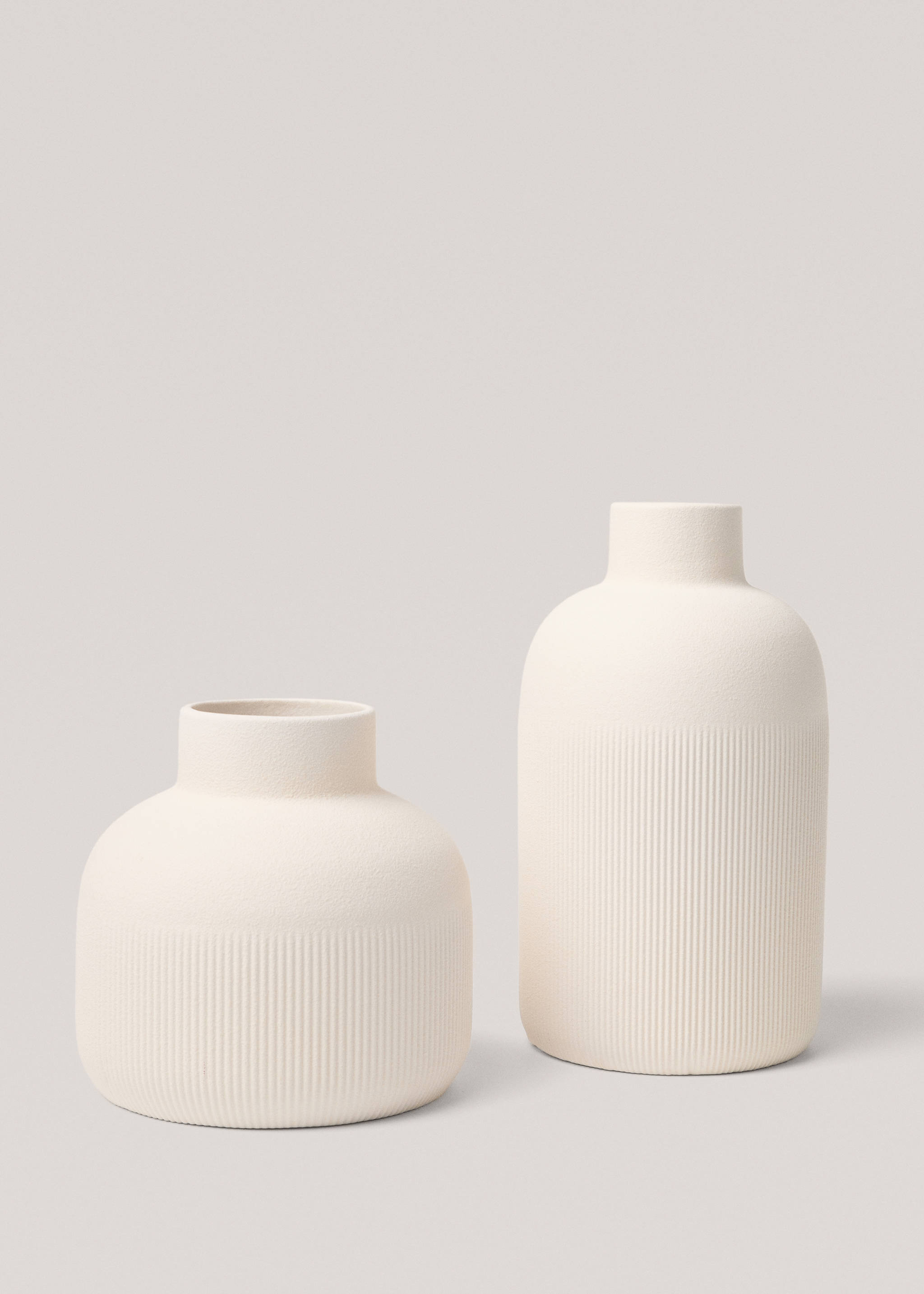 Stoneware vase with stripe relief - Details of the article 3