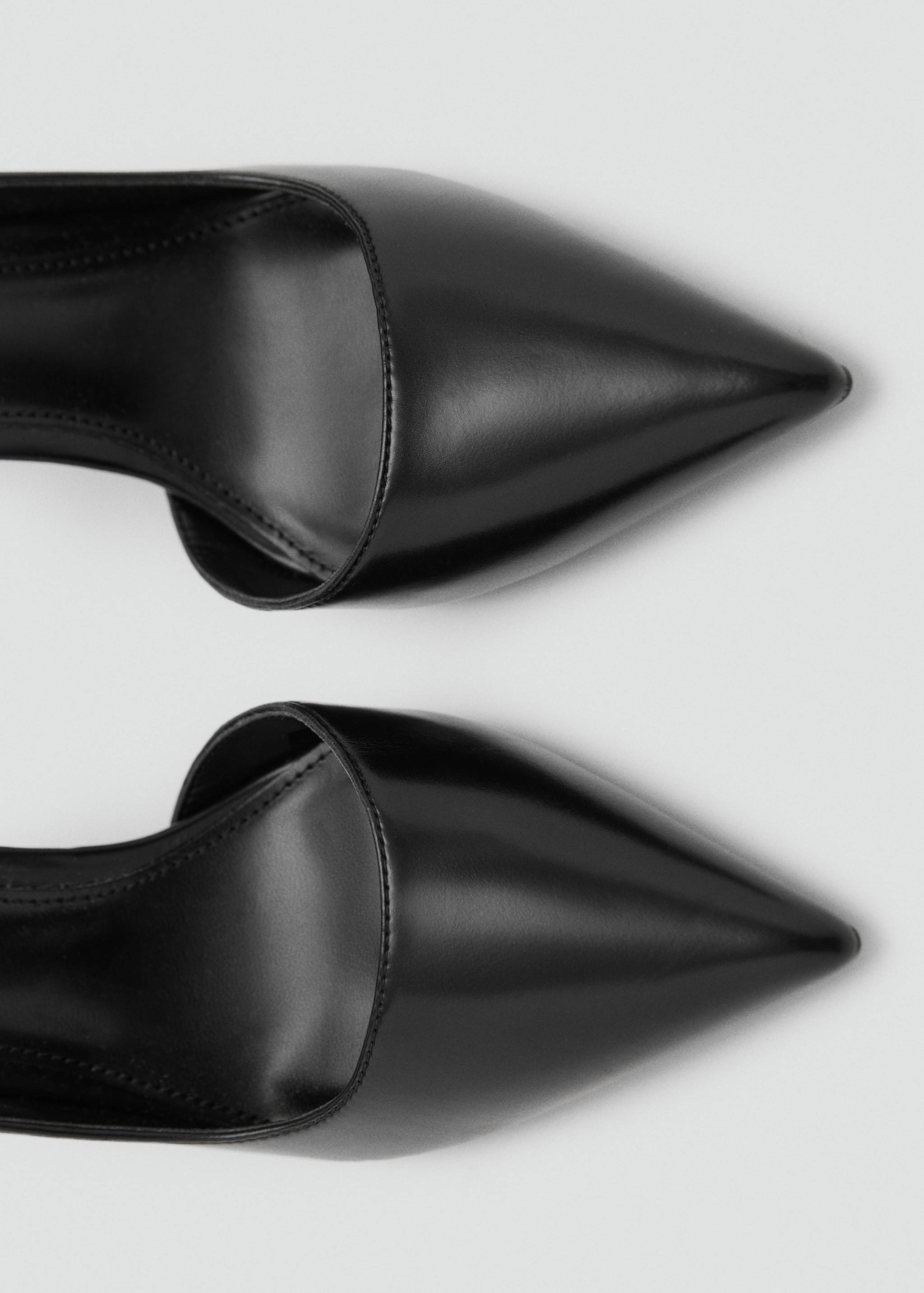 Asymmetrical heeled shoes - Details of the article 2