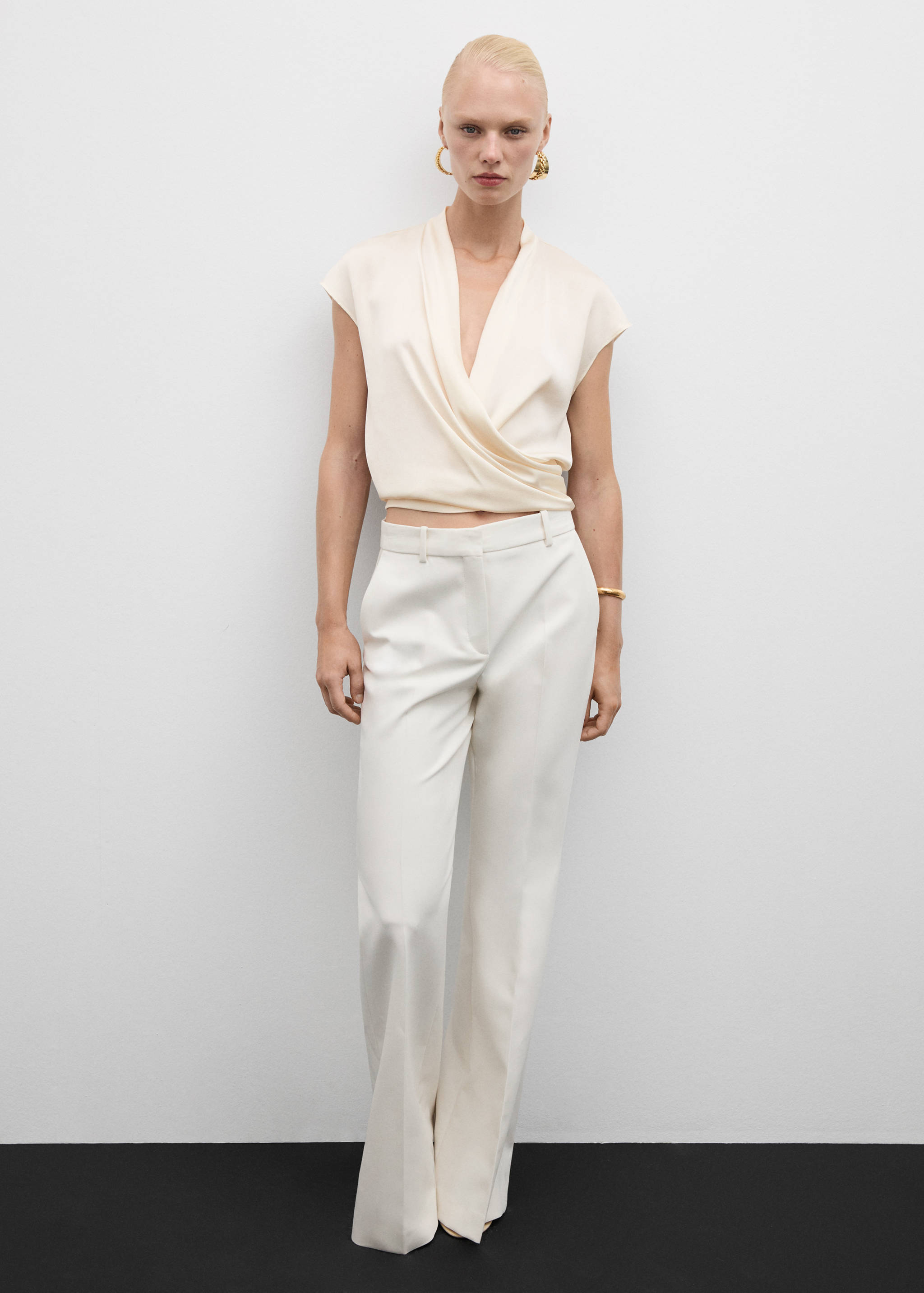 بلوزة كروس بلا أكمام - رؤية عامة