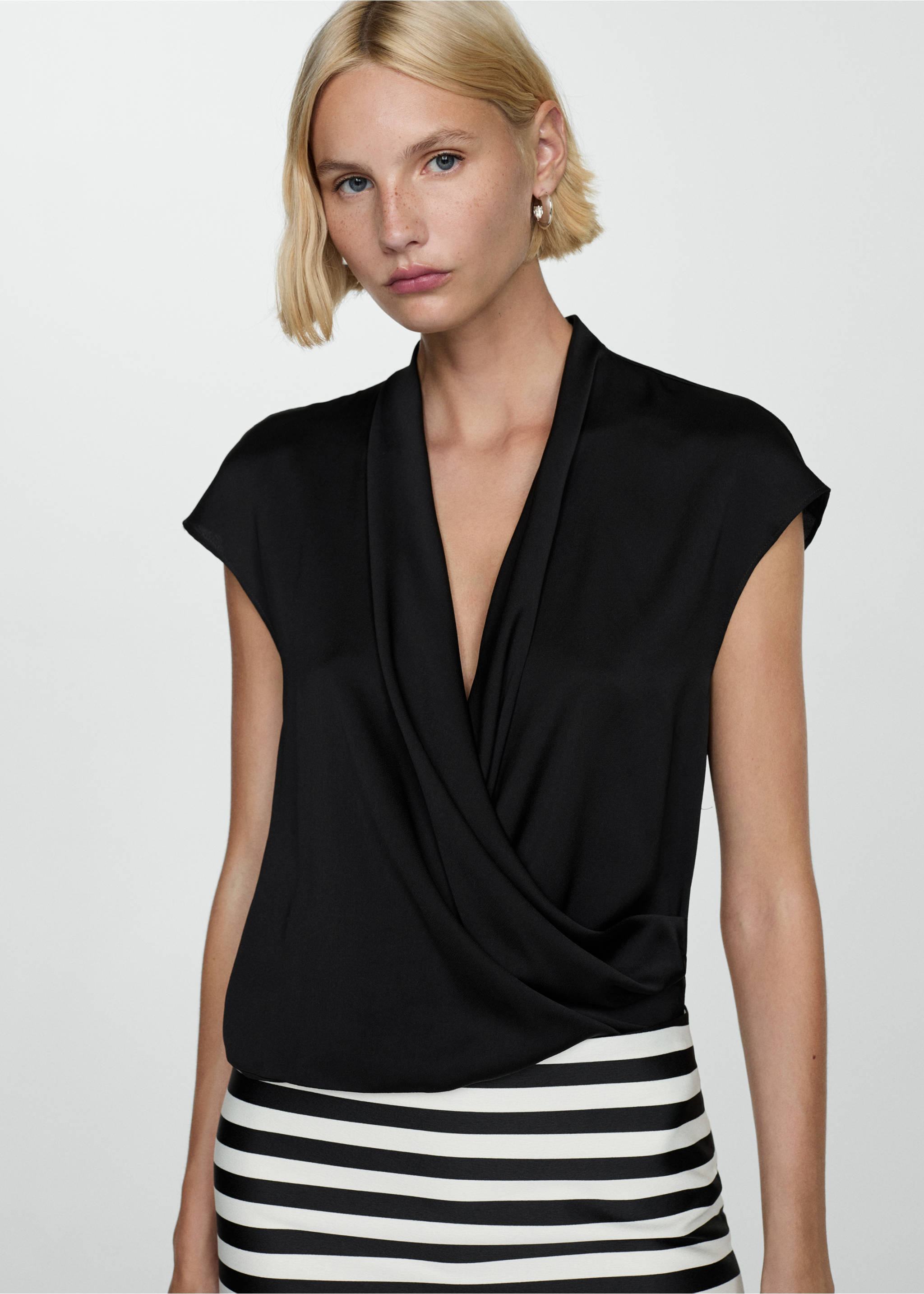 Blusa sin mangas cruzada - Plano medio, Negro. Ref: 77044028-00.