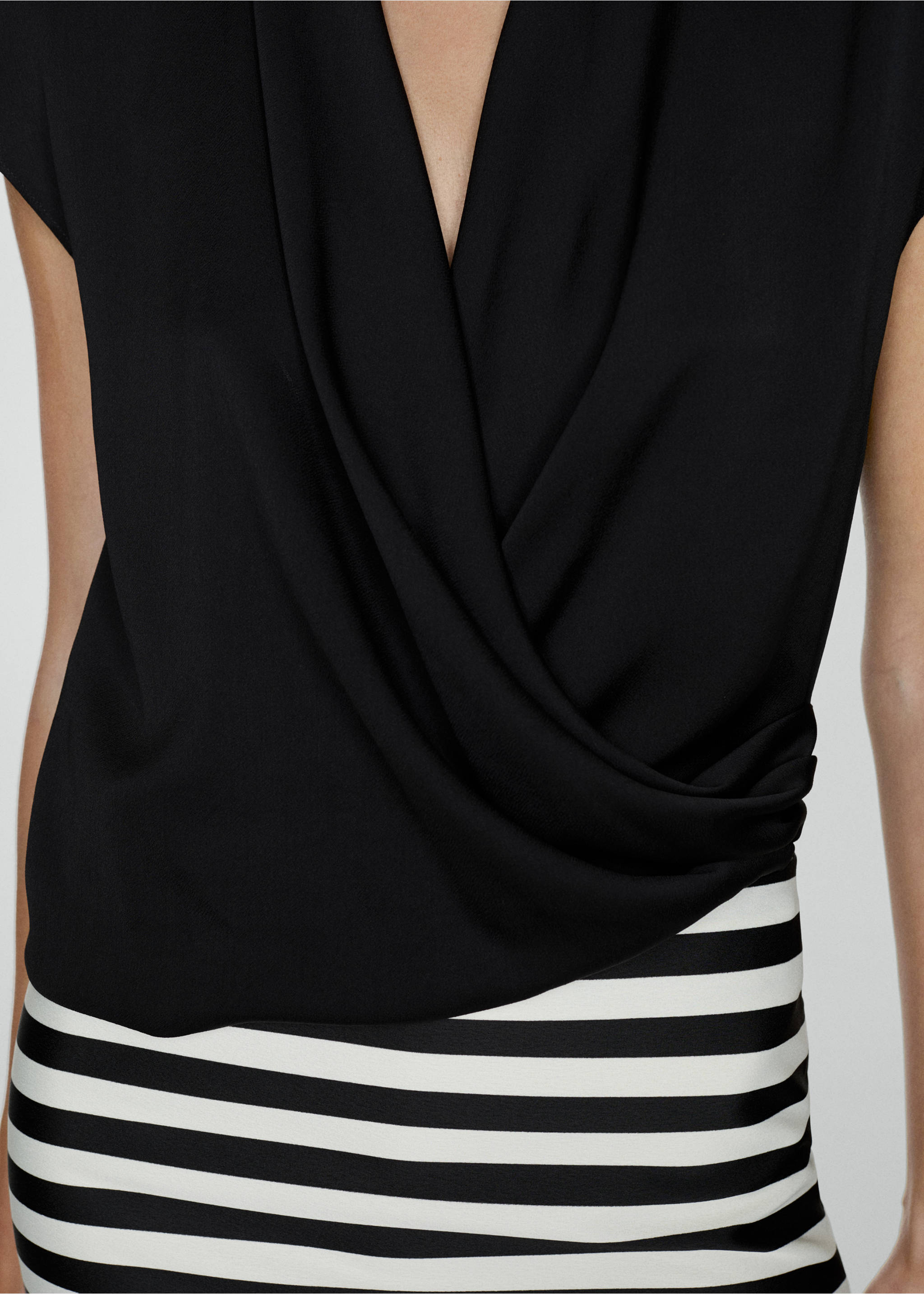 Blusa sin mangas cruzada - Detalle del artículo 3, Negro. Ref: 77044028-00.