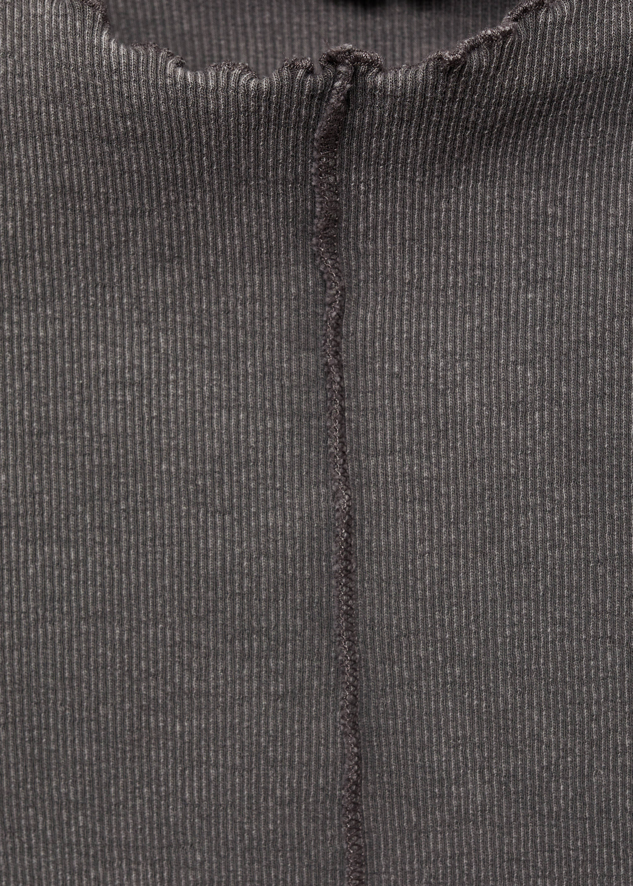 Long-sleeved t-shirt with decorative seams - Details of the article 8