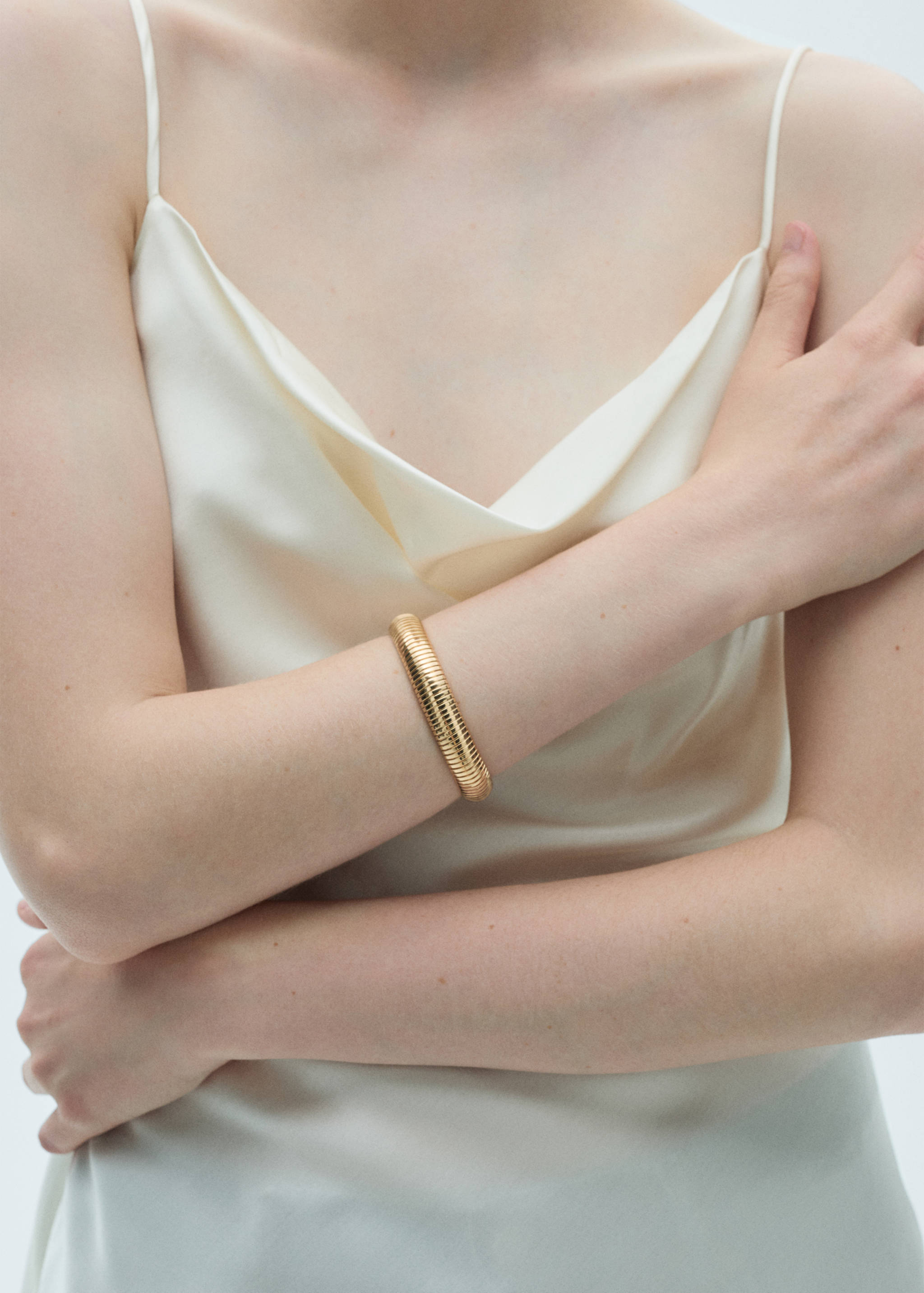 Rigid textured bracelet - Details of the article 9