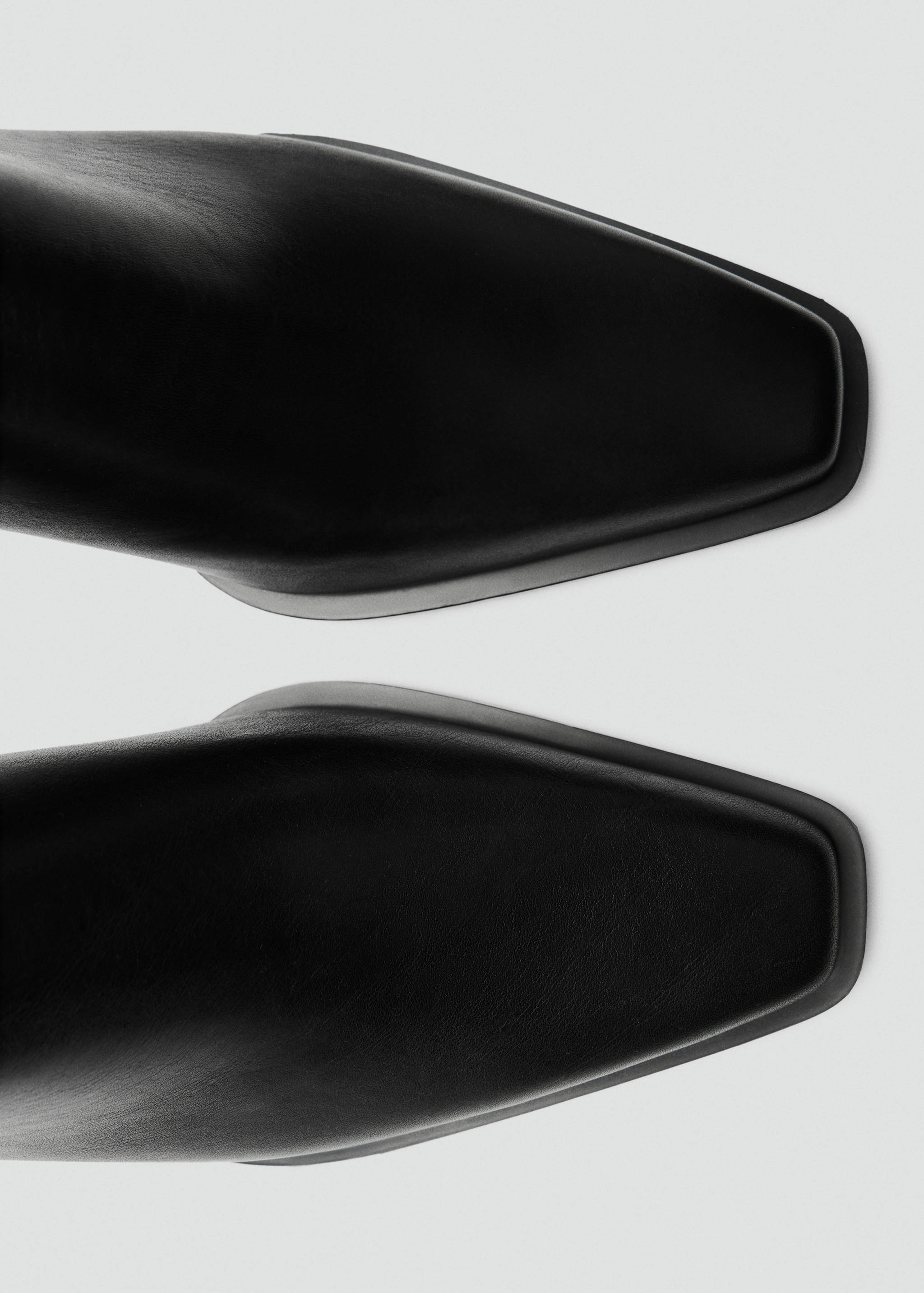 Leather ankle boots with block heel - Details of the article 1