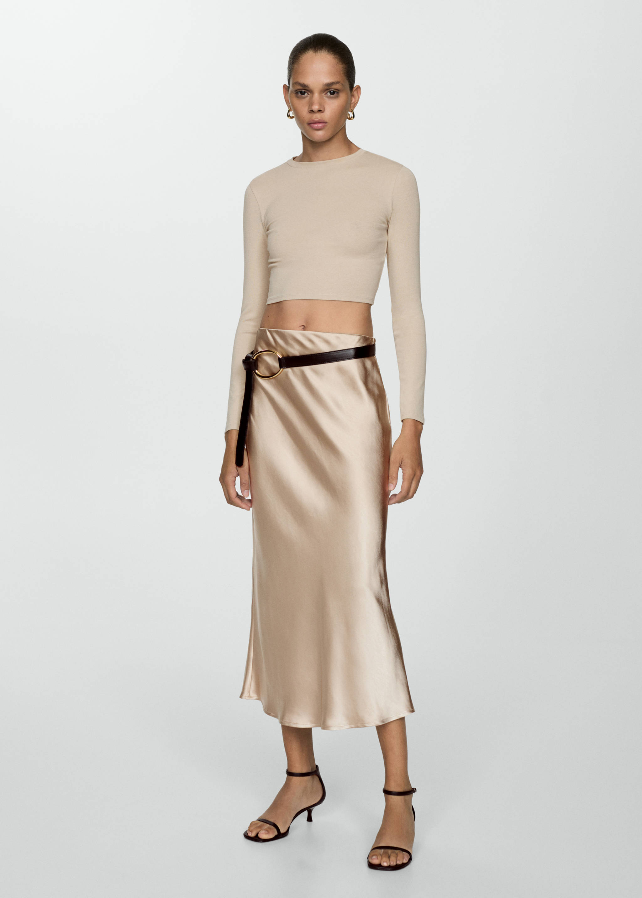 Falda midi satinada - Plano general