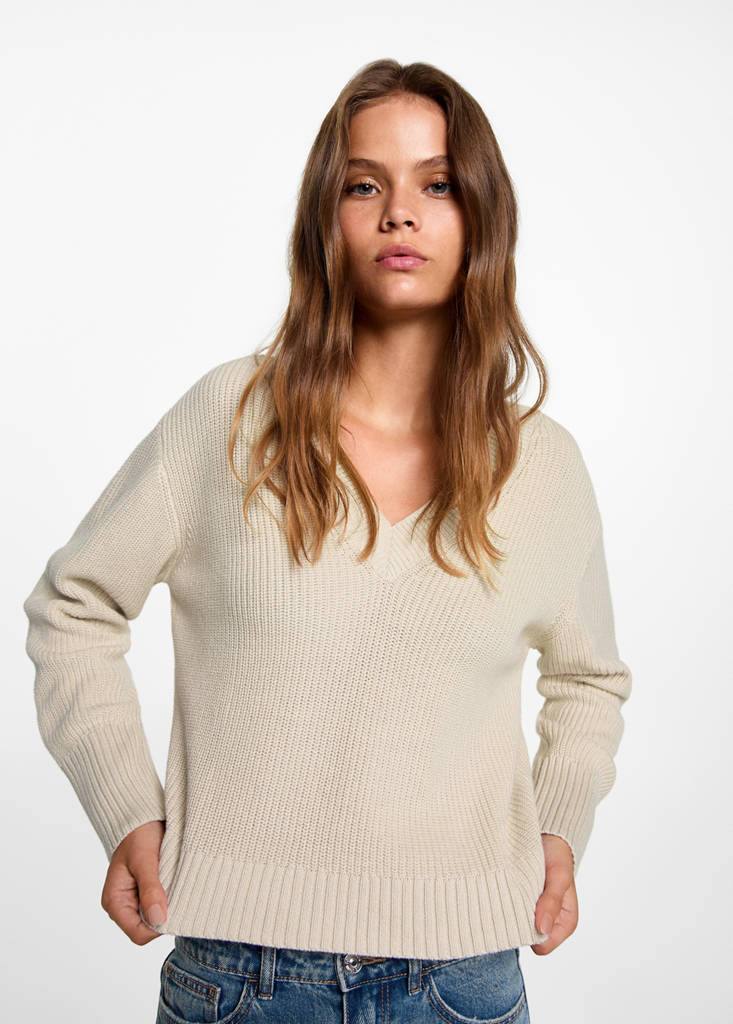 V-neck sweater — Beige