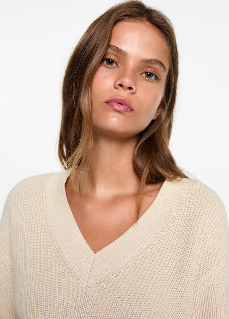 V-neck sweater — Beige