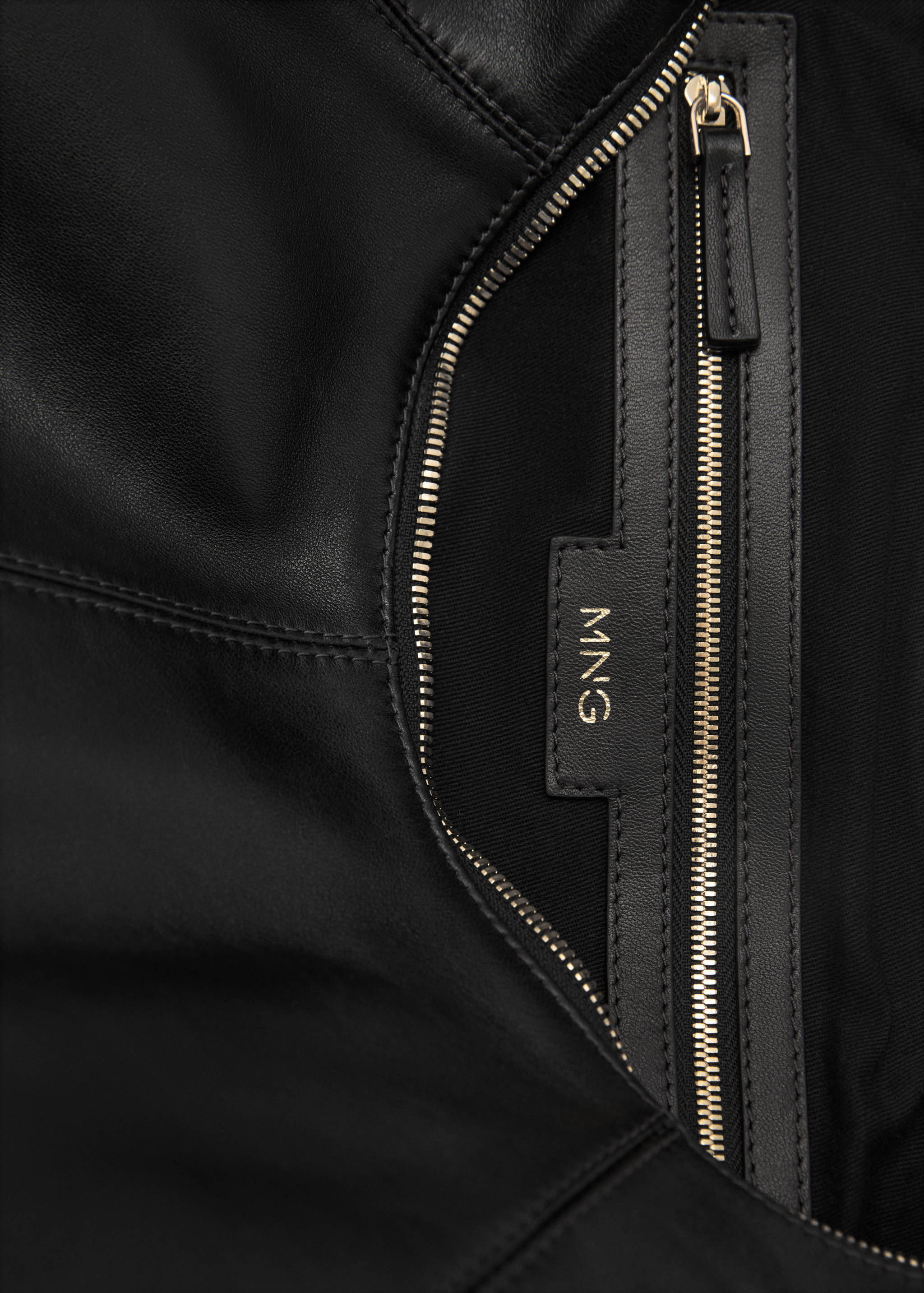 Leather bag with metallic detail - Details of the article 2