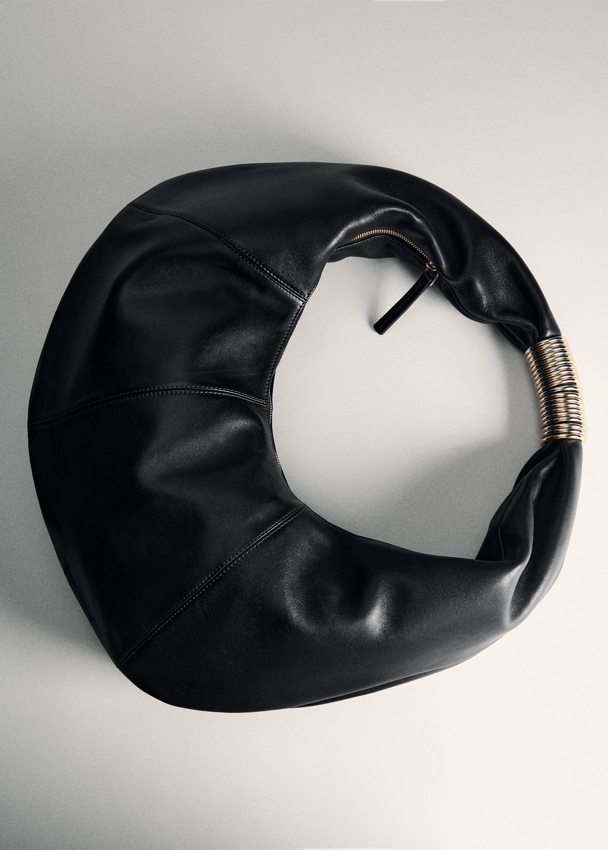 Leather bag with metallic detail - Details of the article 5
