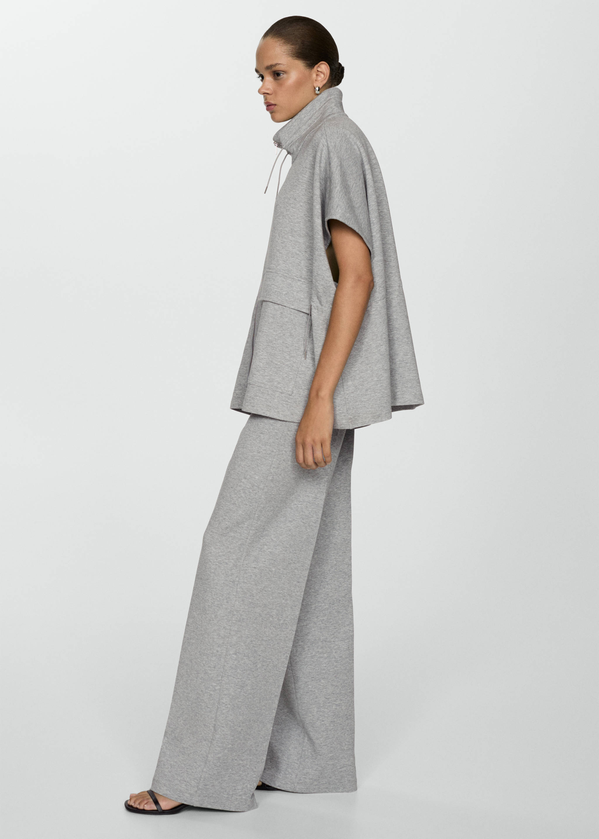 Chaqueta poncho bolsillos solapa - Detalle del artículo 1