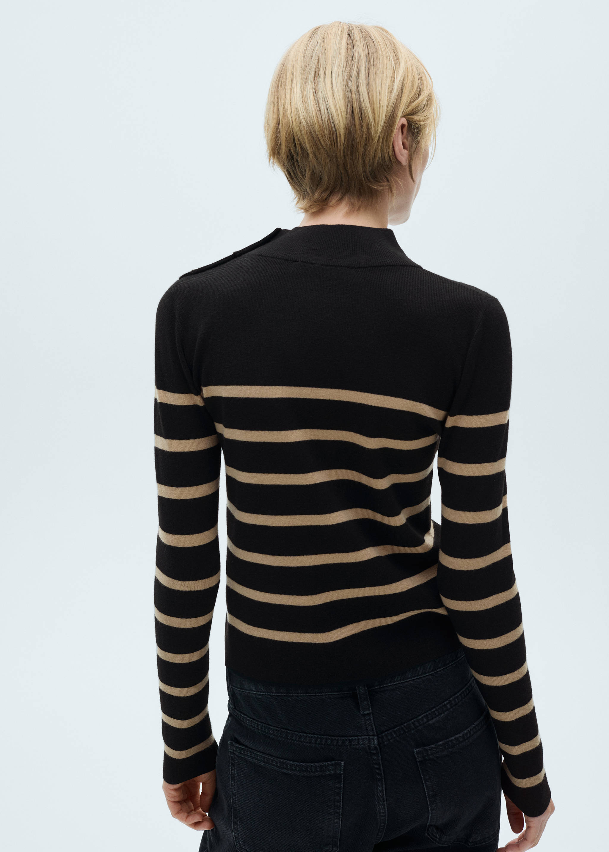 Sweater with shoulder buttons - Reverse of the article
