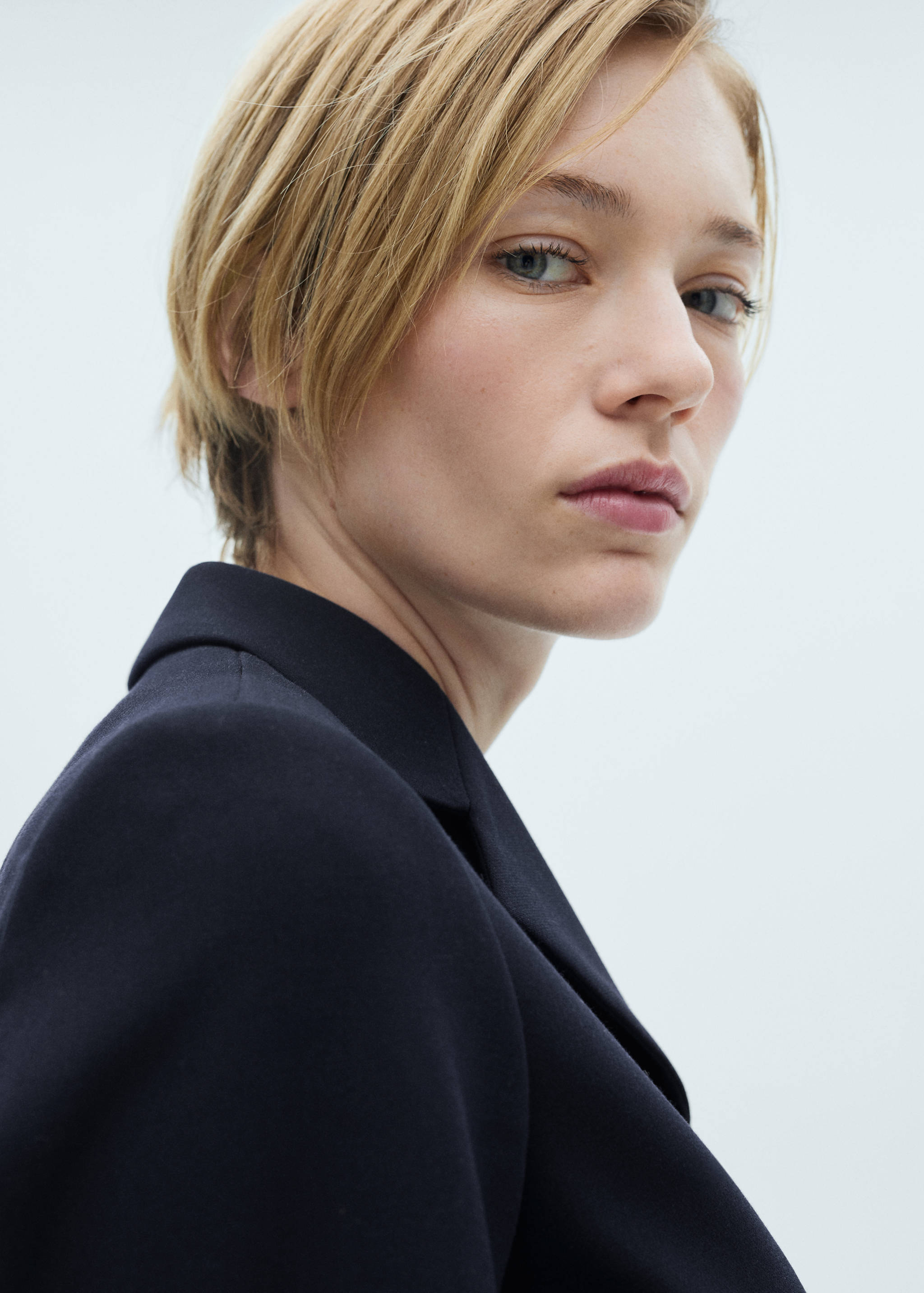 Cropped jacket with buttons - Details of the article 1