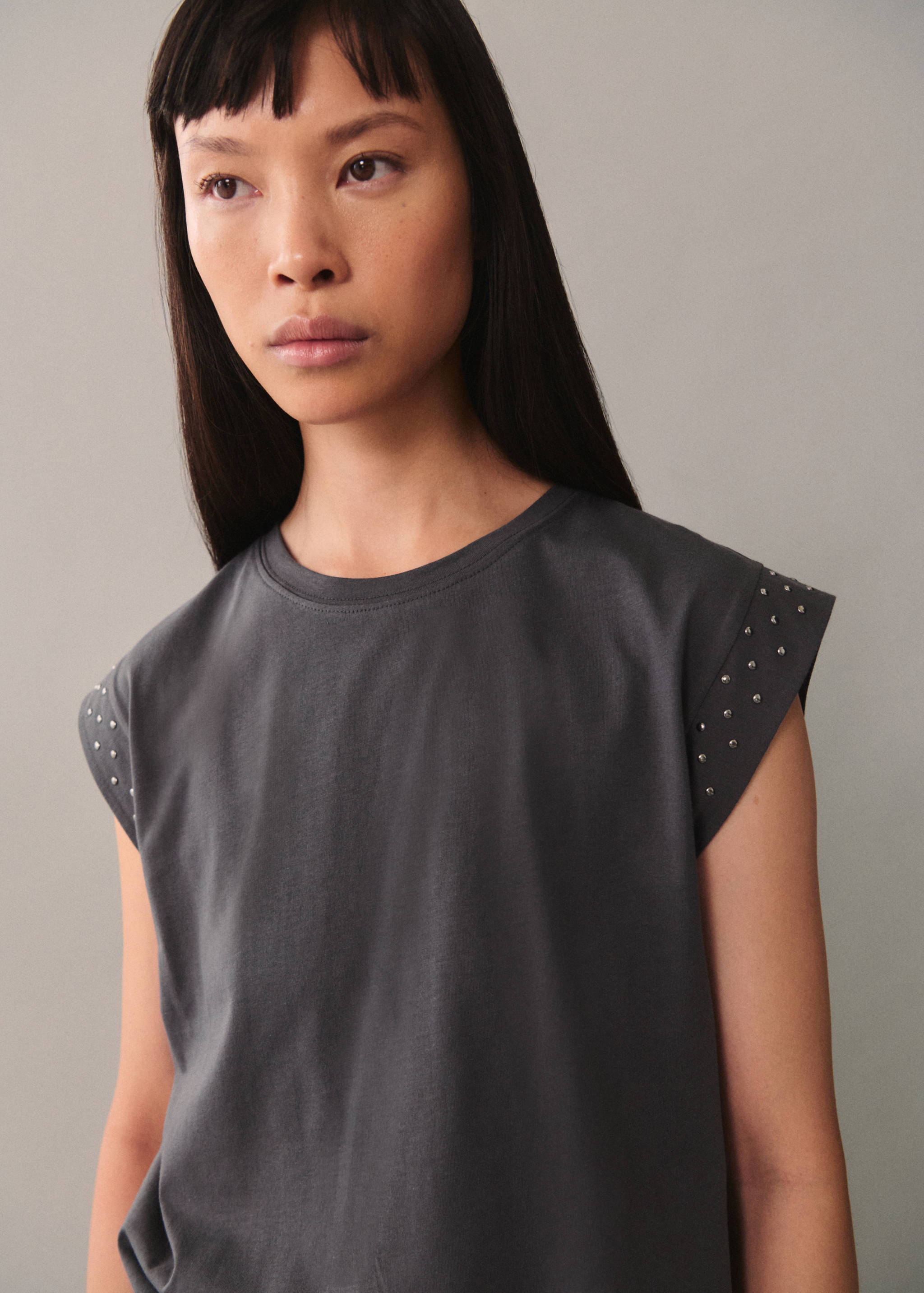 Camiseta sin mangas tachuelas - Plano medio