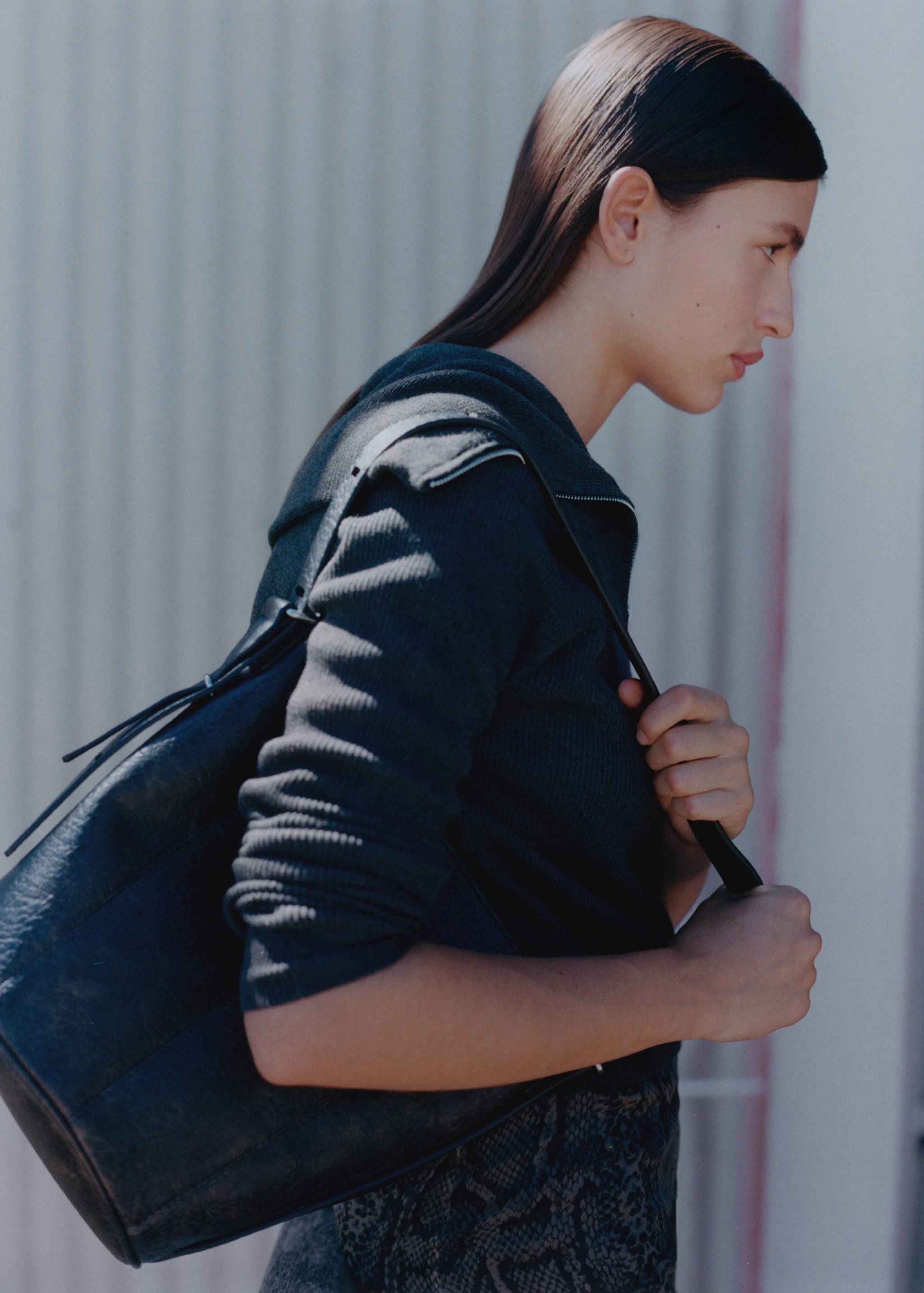 Faux-leather bucket handbag - Details of the article 6