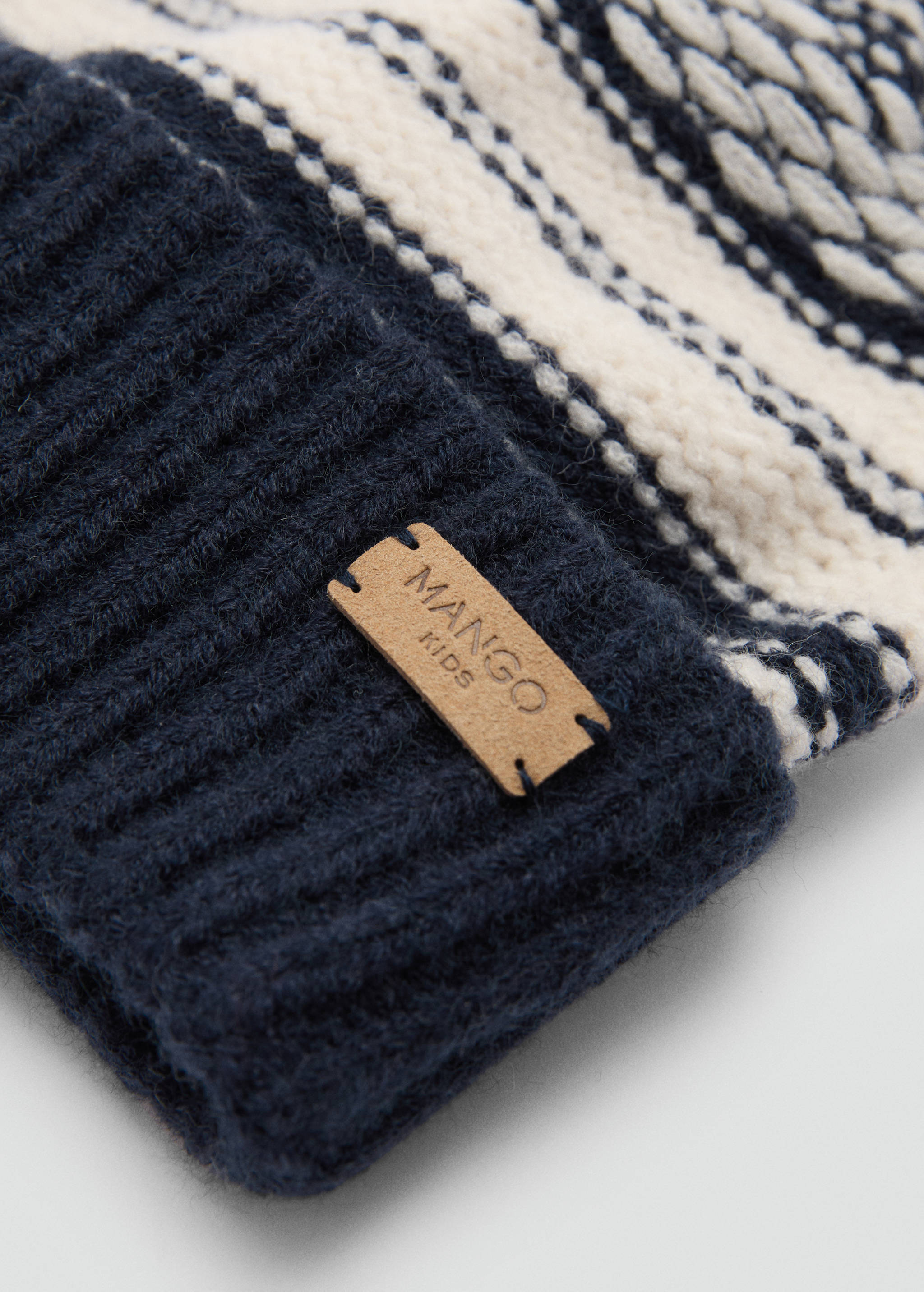 Bonnet jacquard pompon - Plan moyen