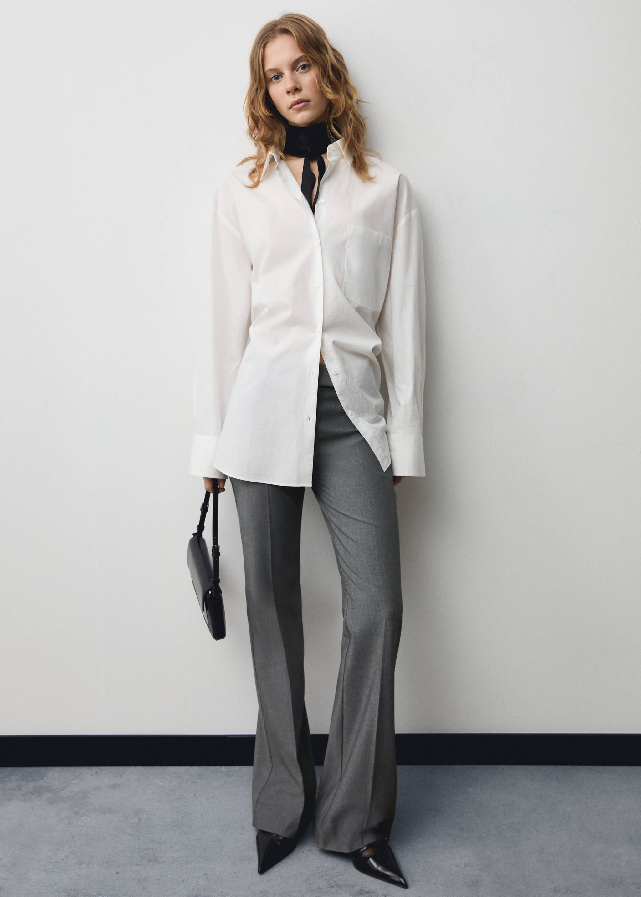 Mid-rise flared trousers - General plane