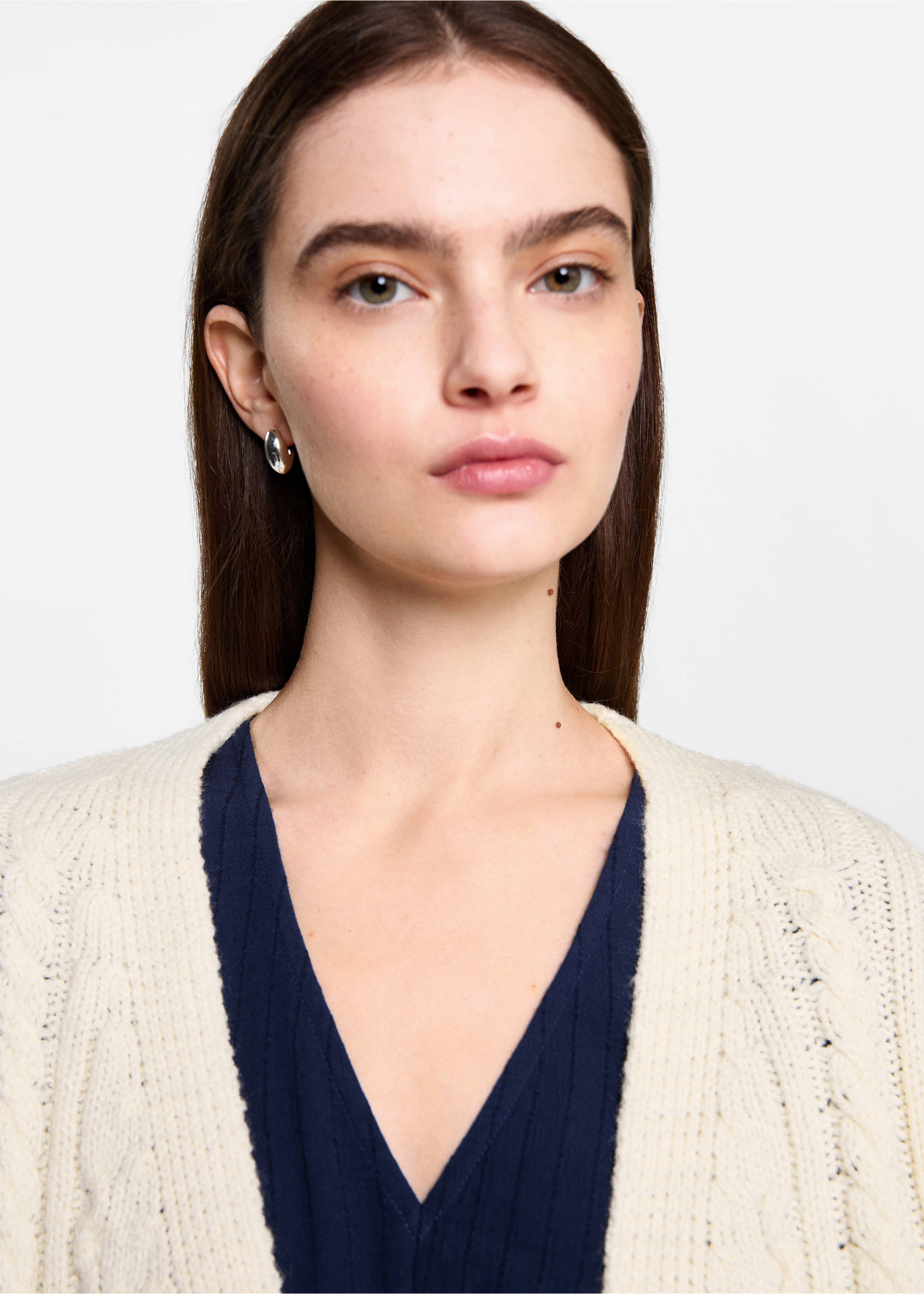 Cable knit cardigan with fringes - Details of the article 1, Ecru. Ref: 77046746-00.