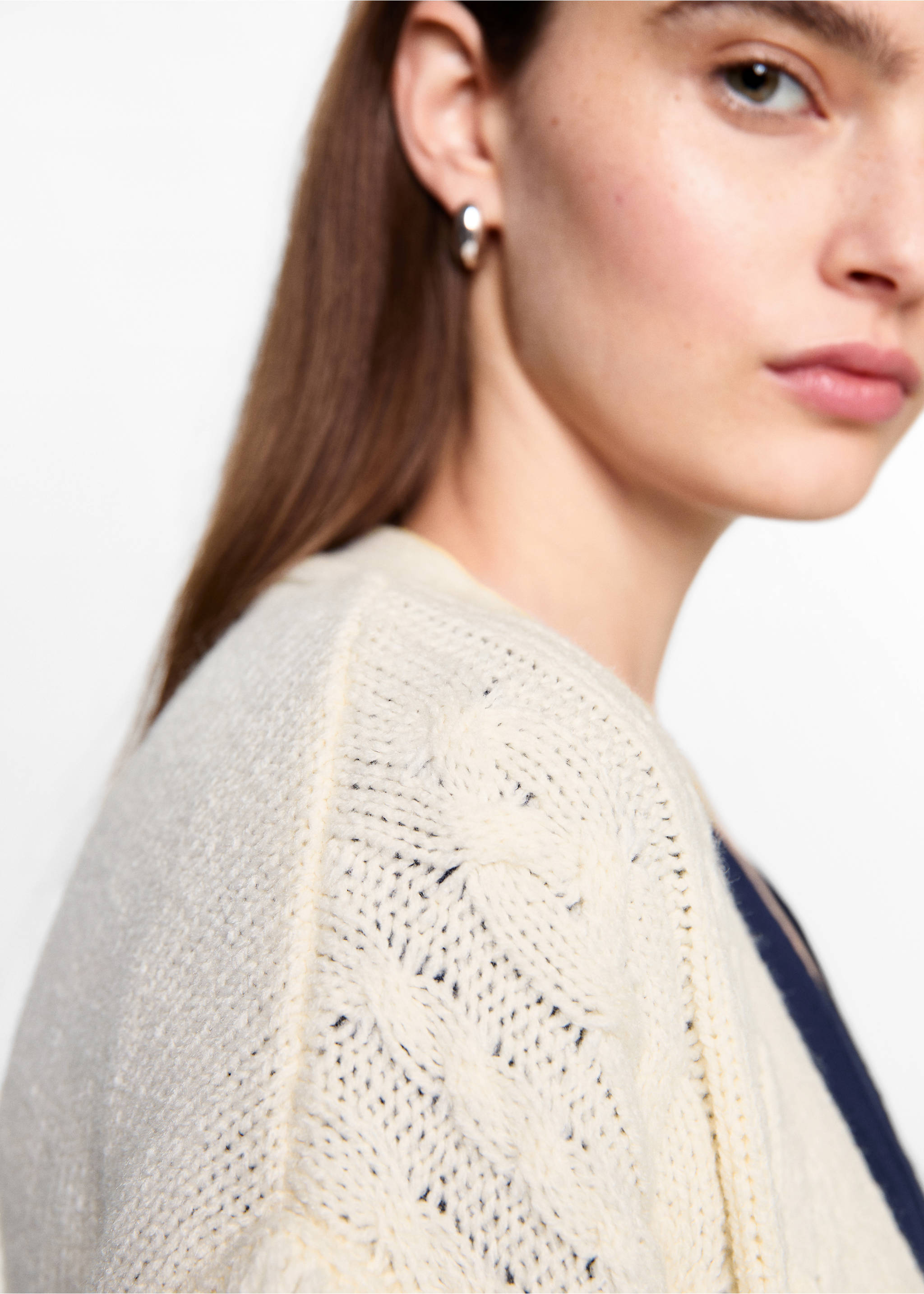 Cable knit cardigan with fringes - Details of the article 3, Ecru. Ref: 77046746-00.