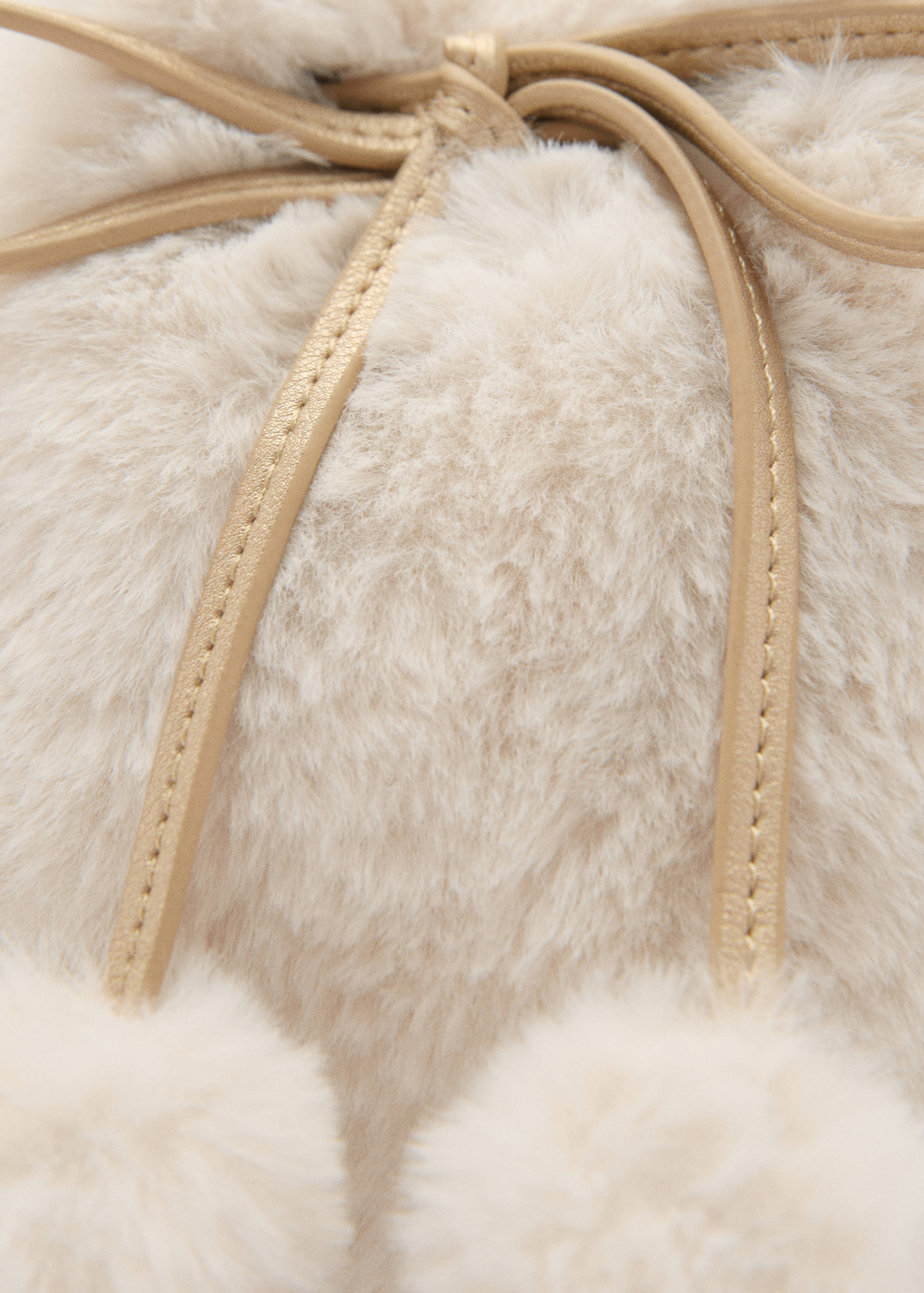 Fur-effect bag with metal handle - Details of the article 1