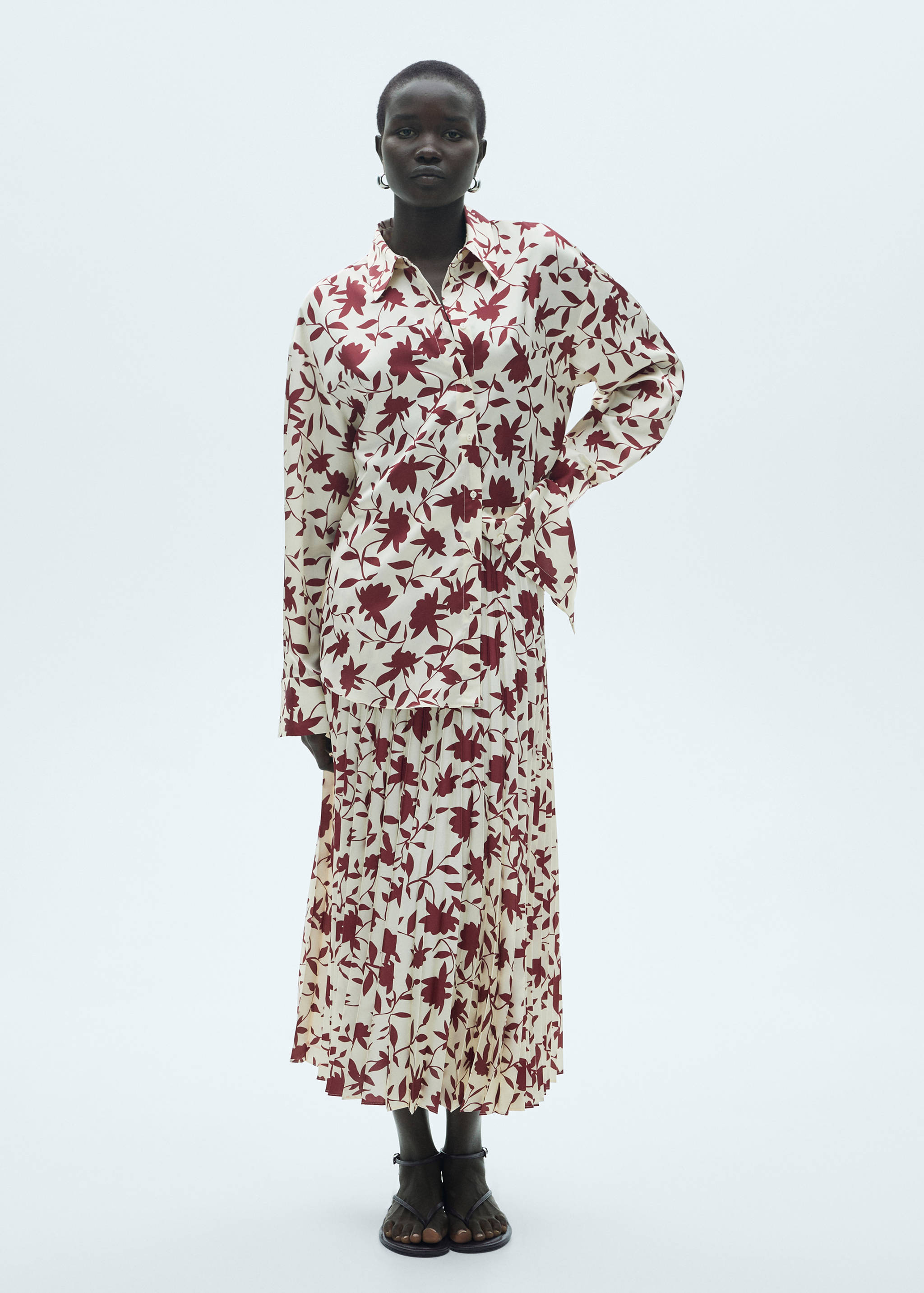 Рубашка с цветочным принтом - Общий план