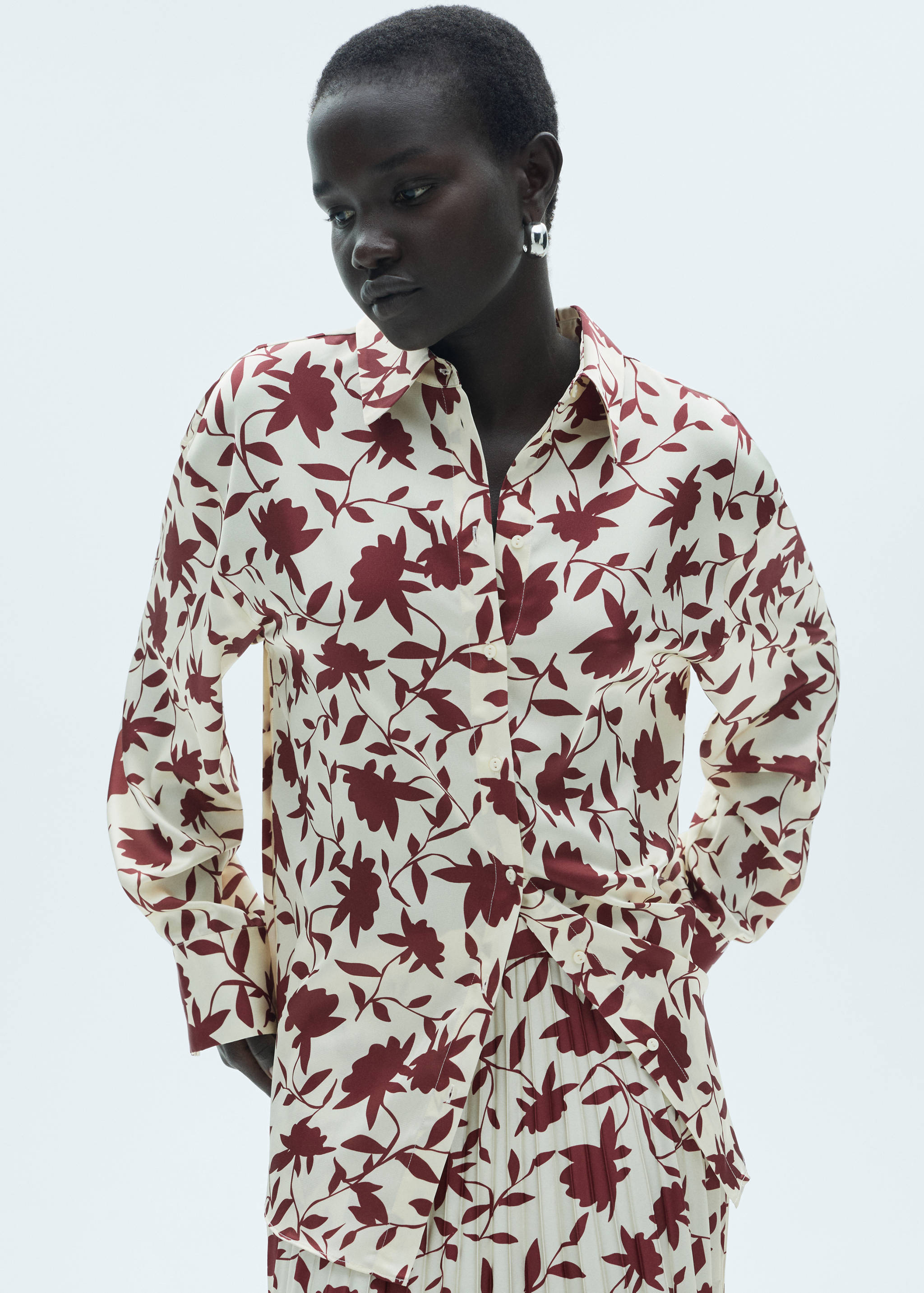 Рубашка с цветочным принтом - Средний план