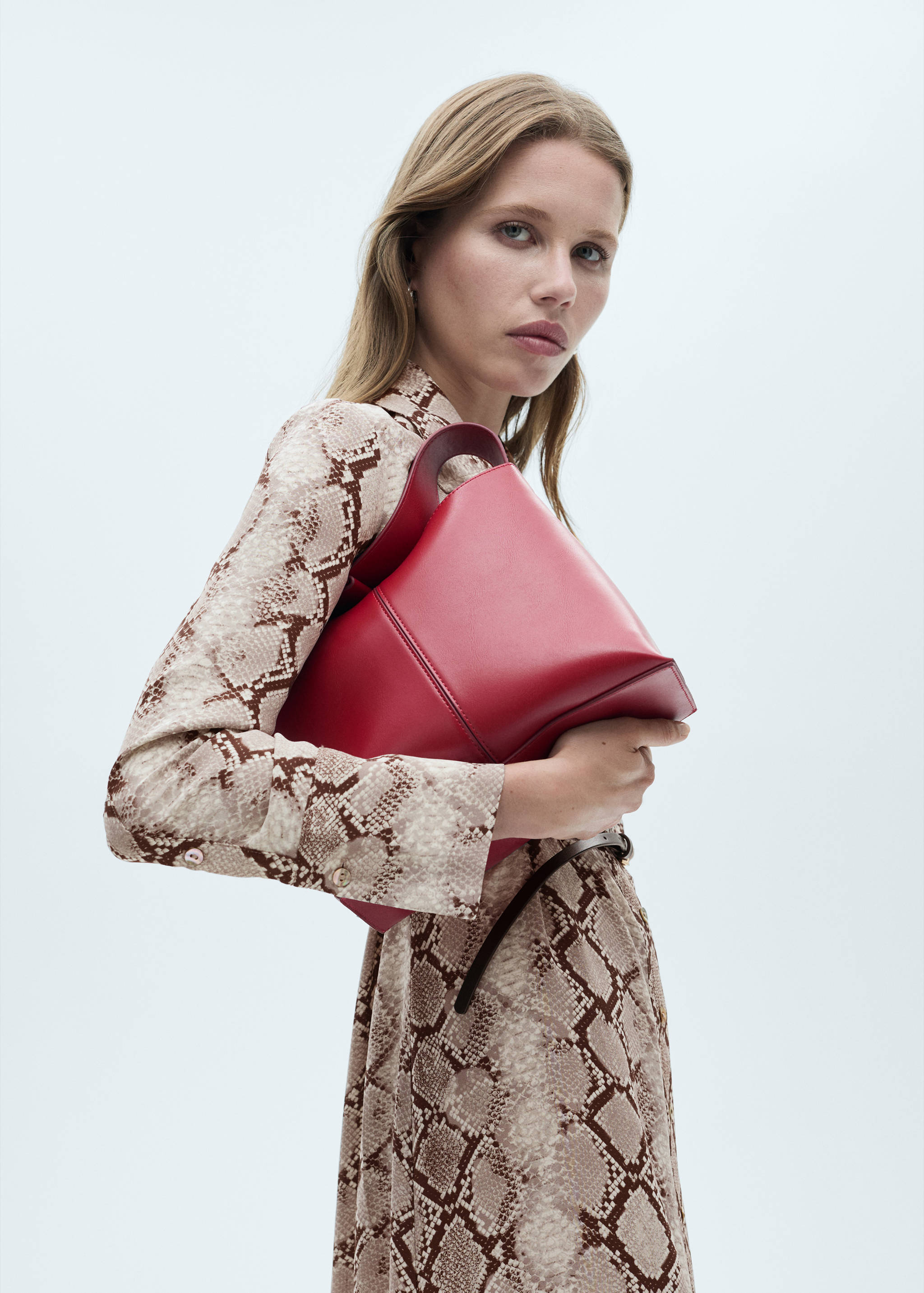 Robe chemisier en imprimé serpent - Plan moyen