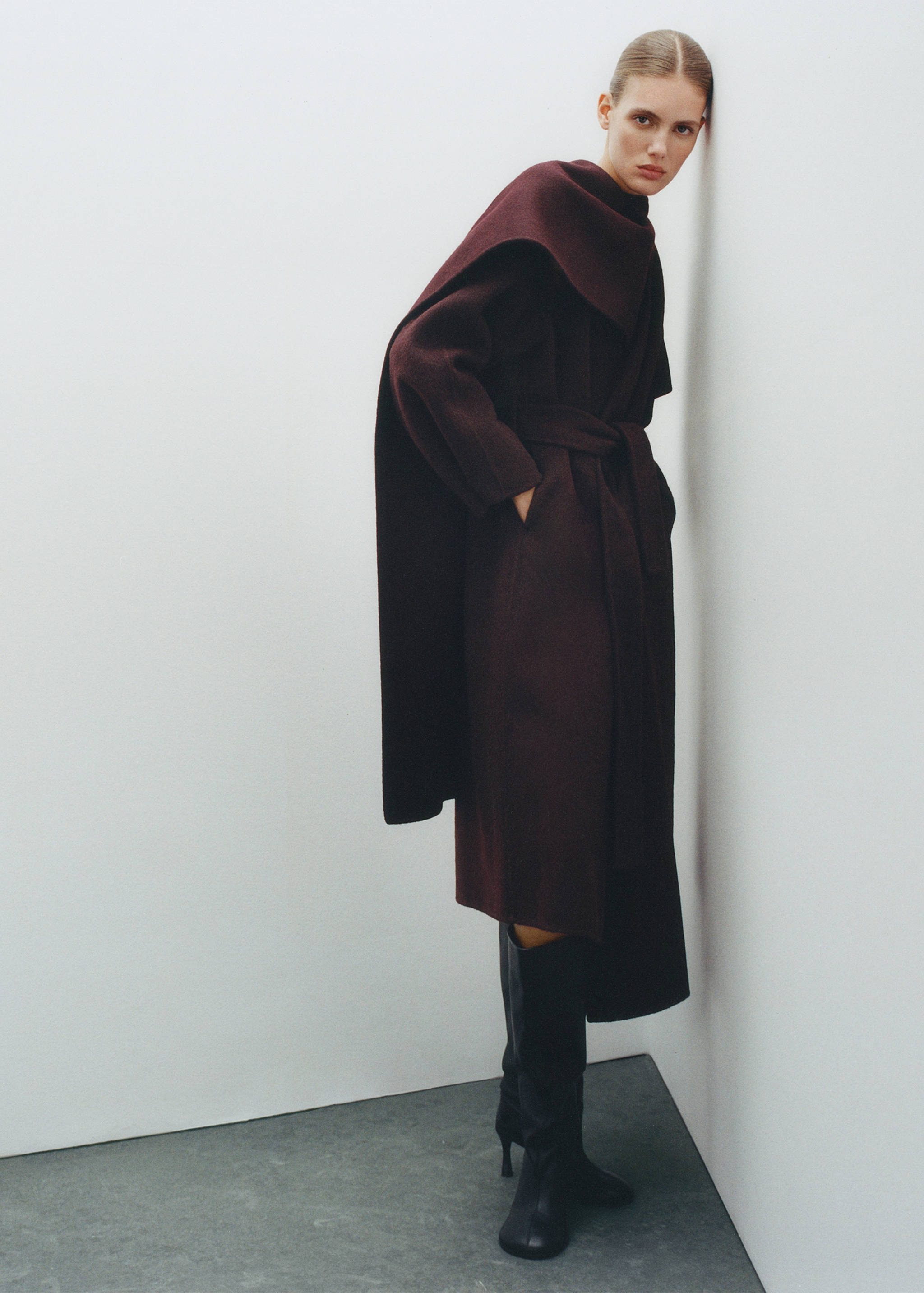 Wool coat with detachable scarf - Details of the article 9