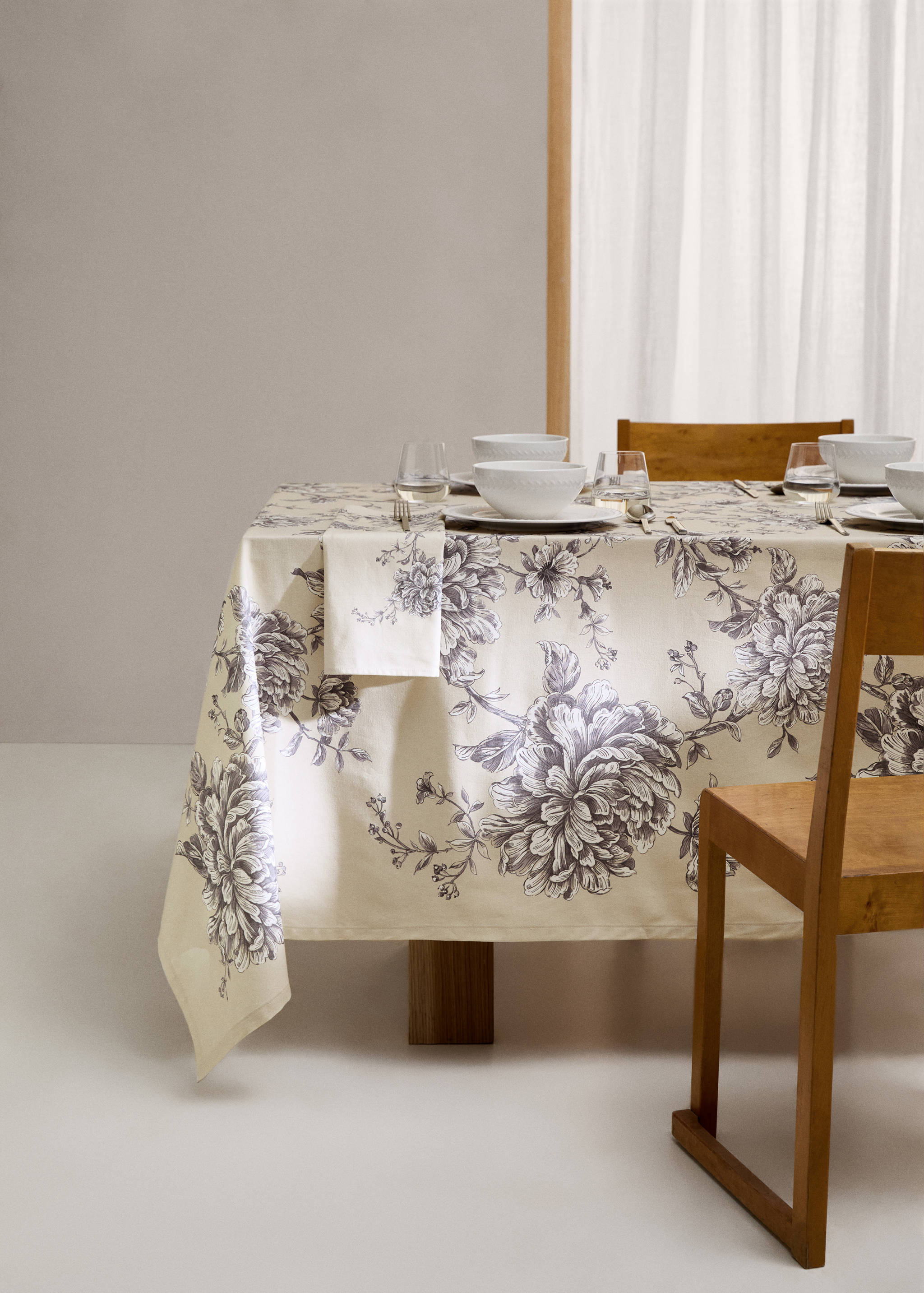 Cotton tablecloth with floral design for 2 to 4 diners - General plane