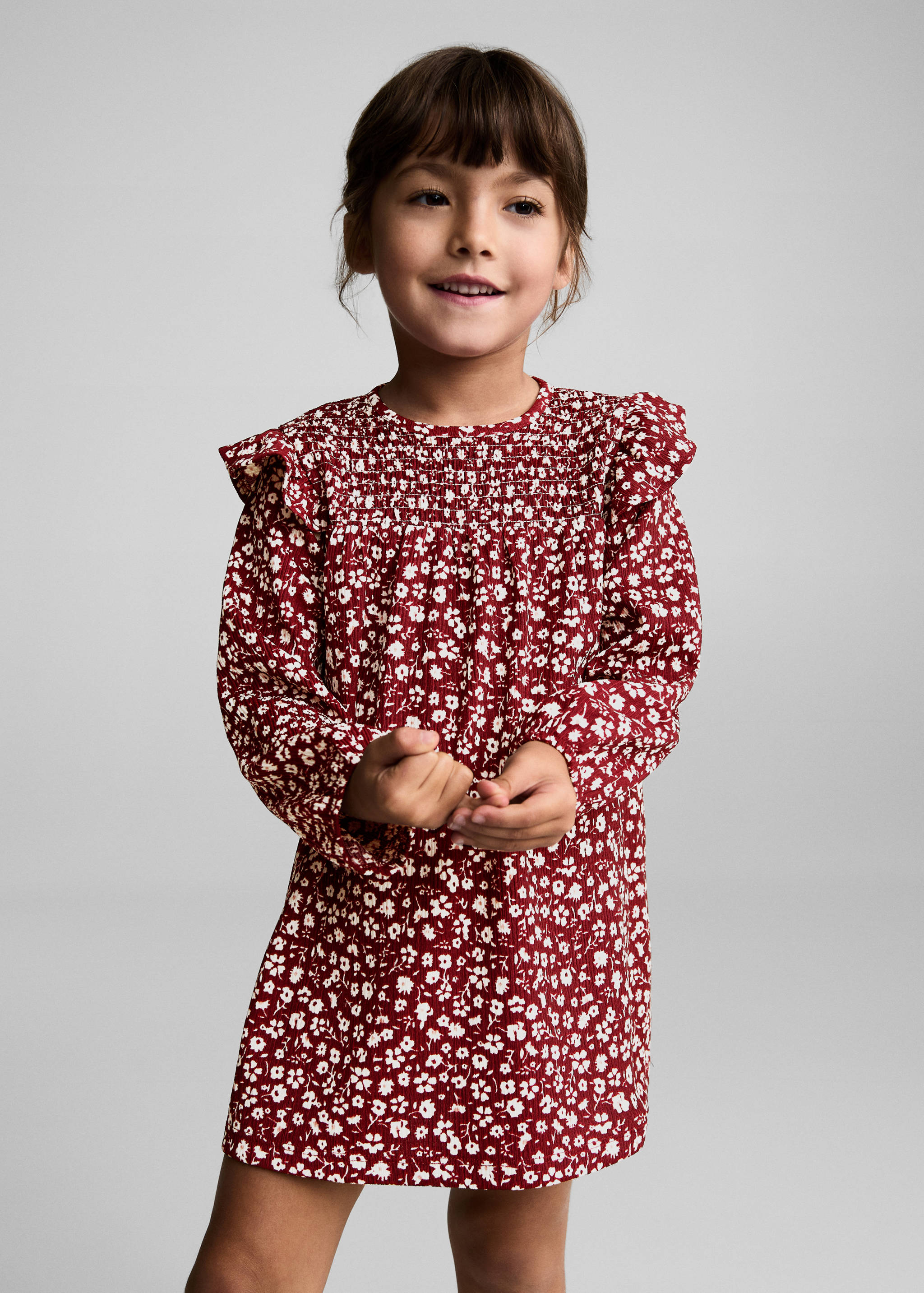 Robe à fleurs volantée - Plan moyen