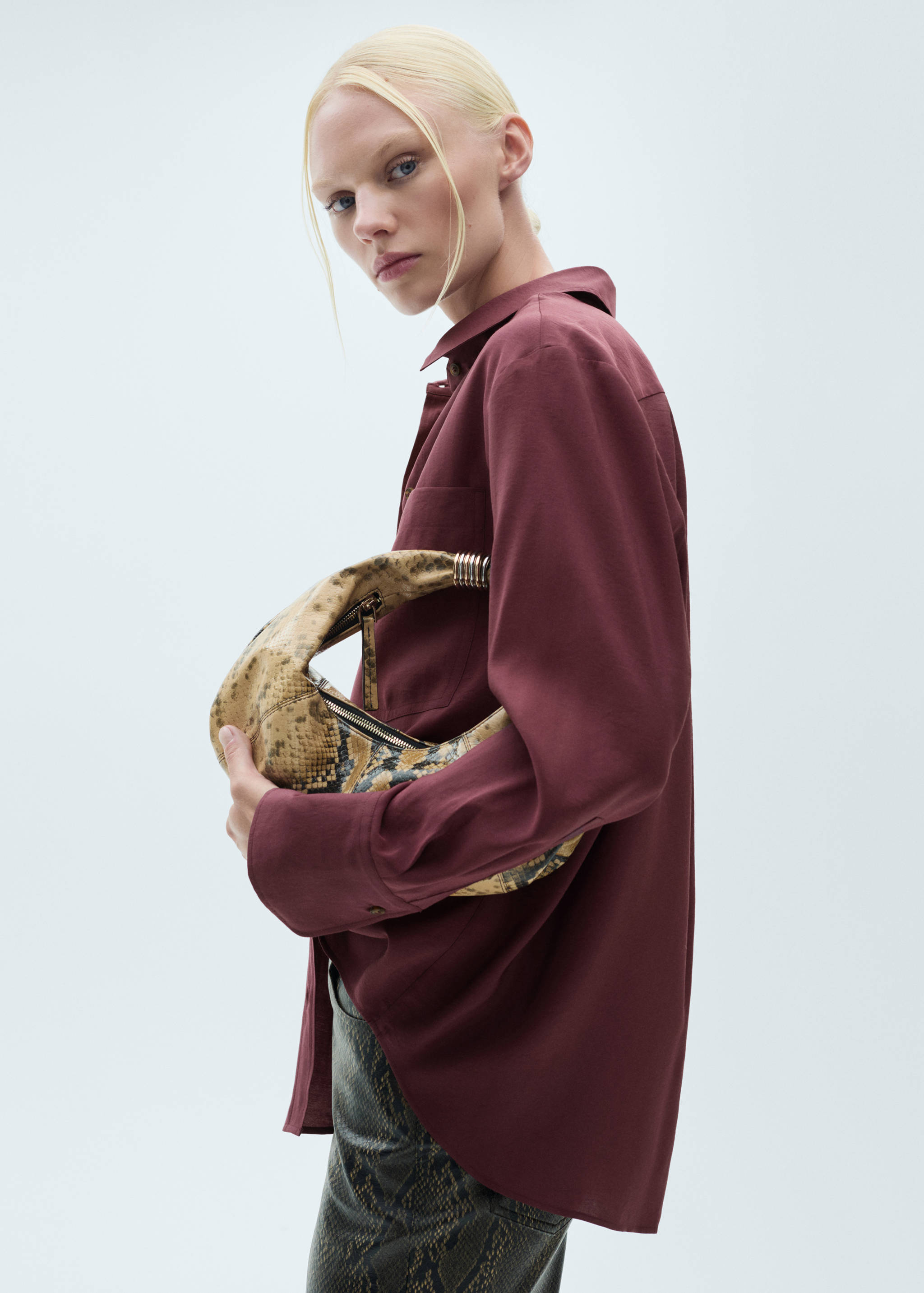 Chemise modale poche - Plan moyen