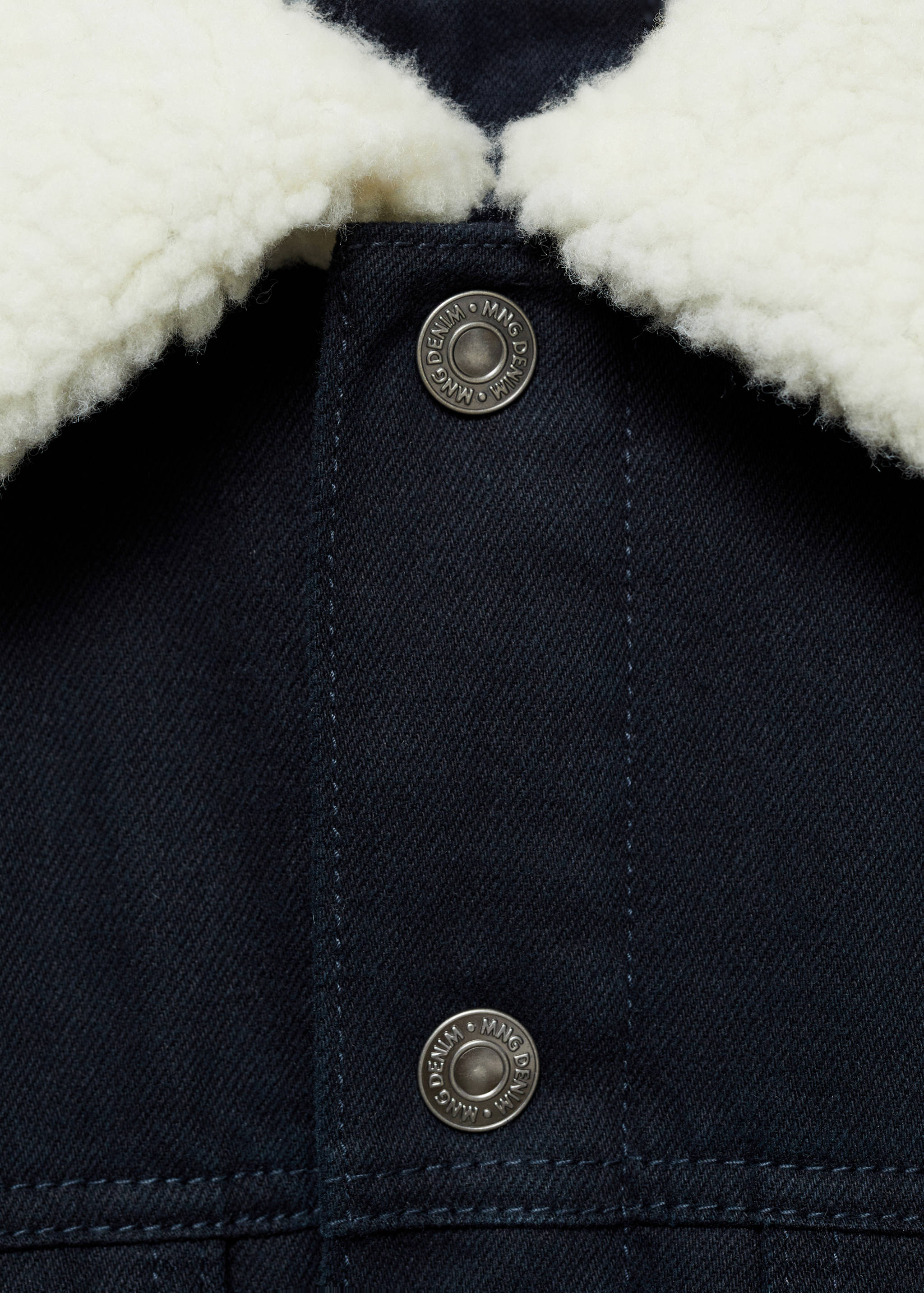 Denim jacket with sheepskin collar - Details of the article 8