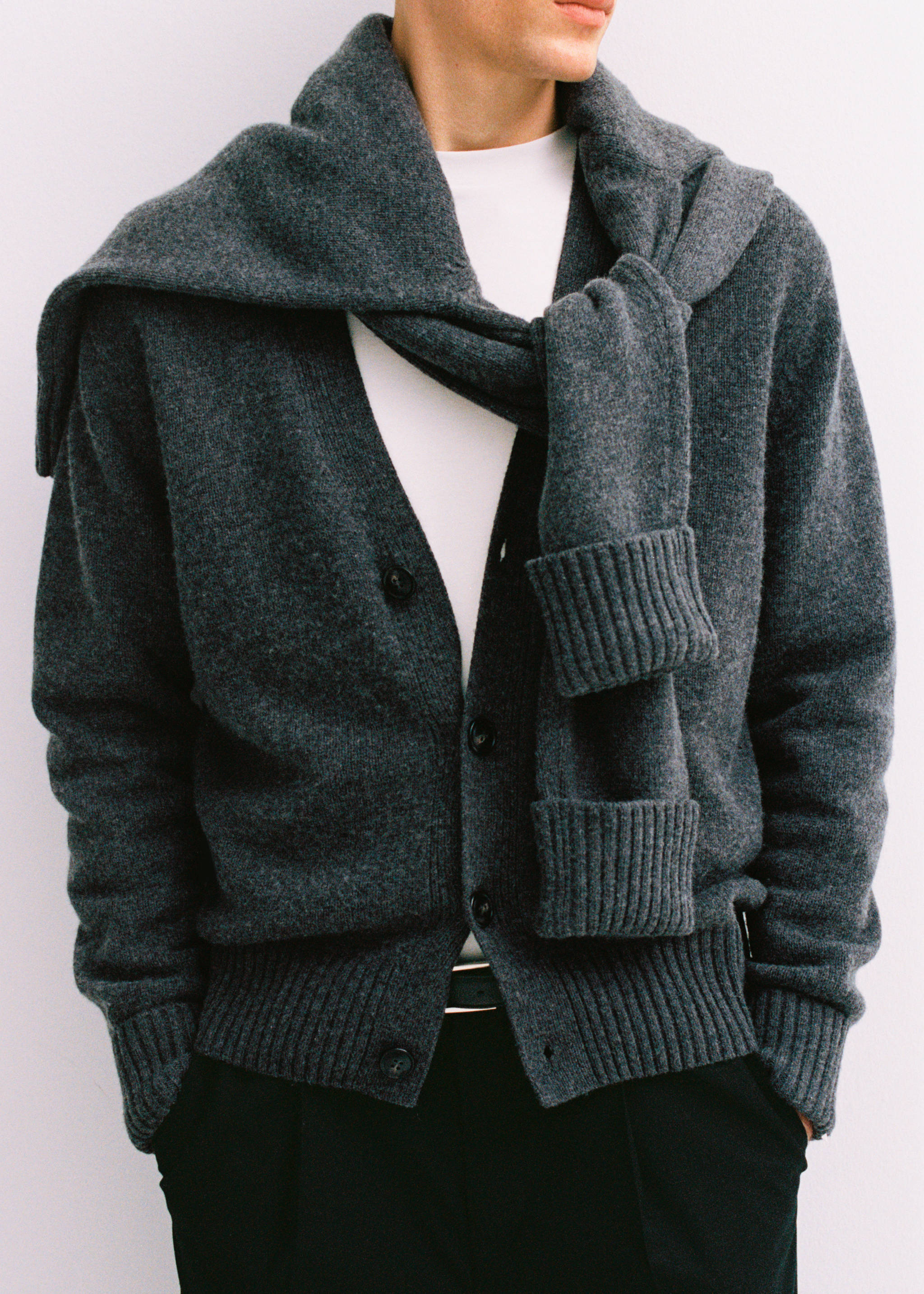 Medium-knit wool cardigan - Details of the article 3