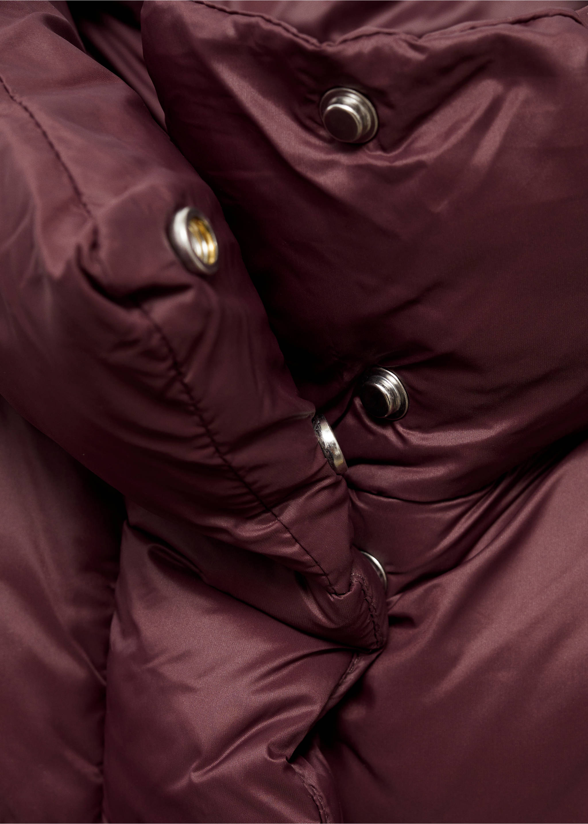 Anorak corto acolchado - Detalle del artículo 0, Granate. Ref: 77048263-00.
