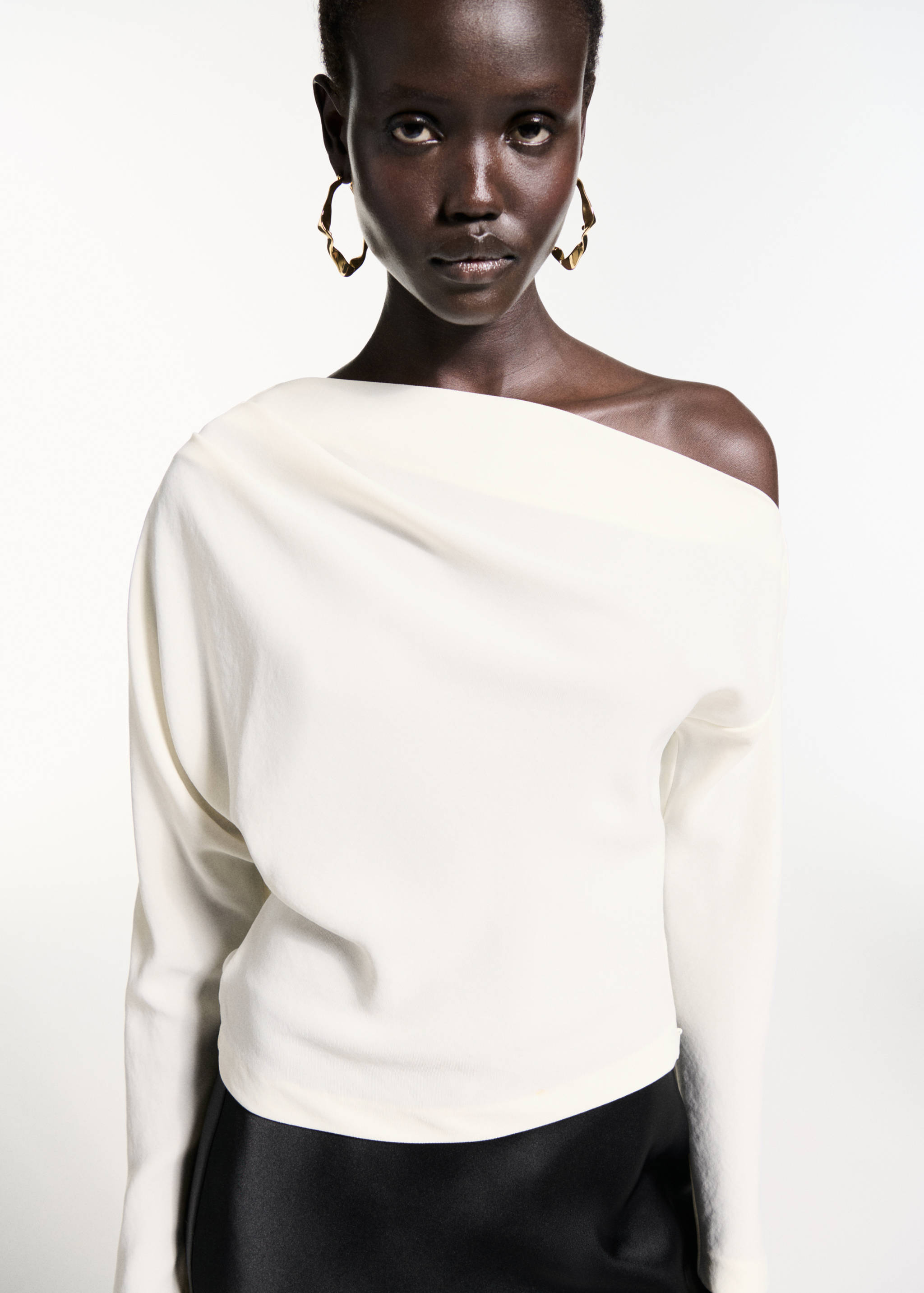 Asymmetrical blouse with ruched detail - Medium plane