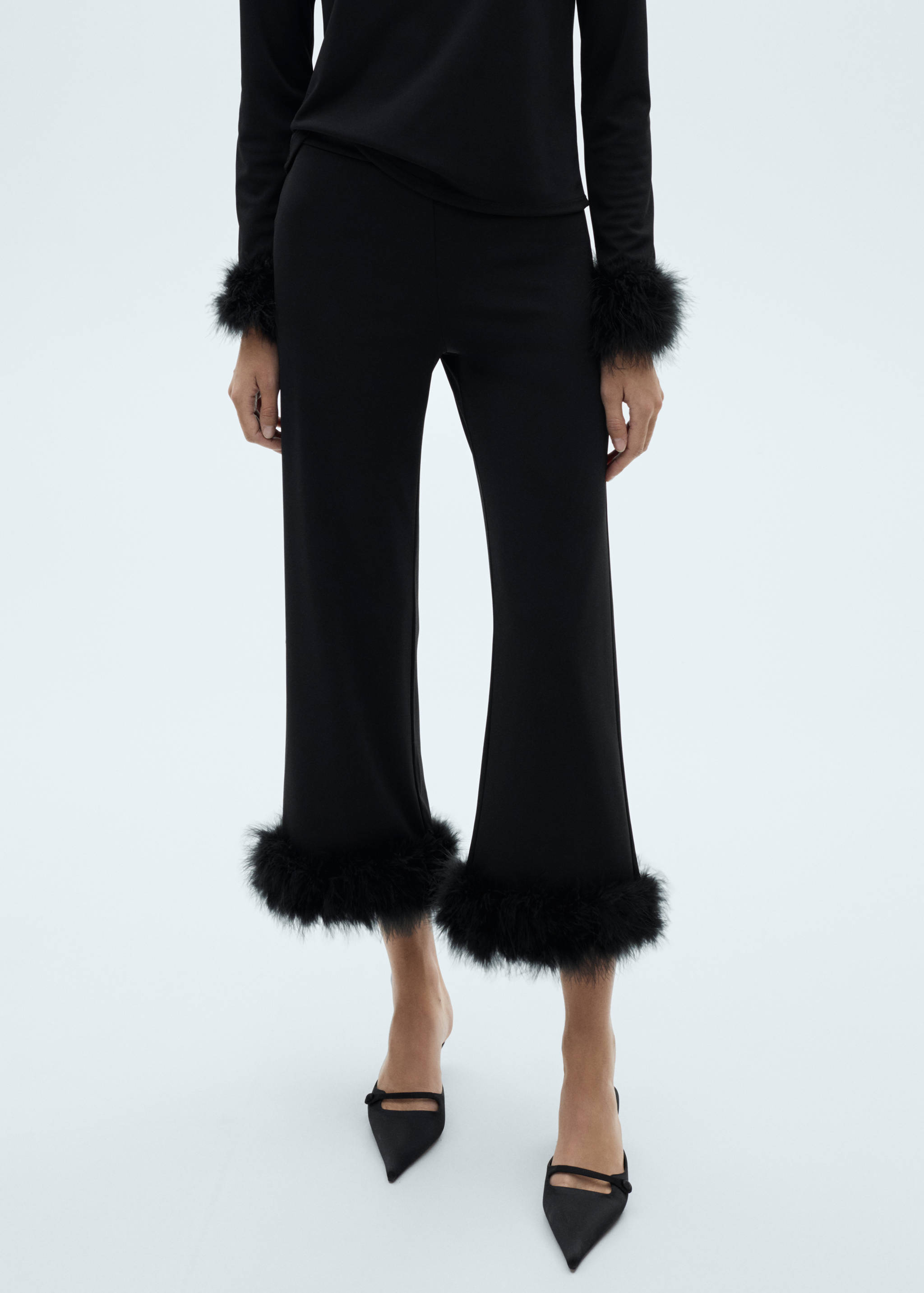Pantalon crop détail plumes - Plan moyen