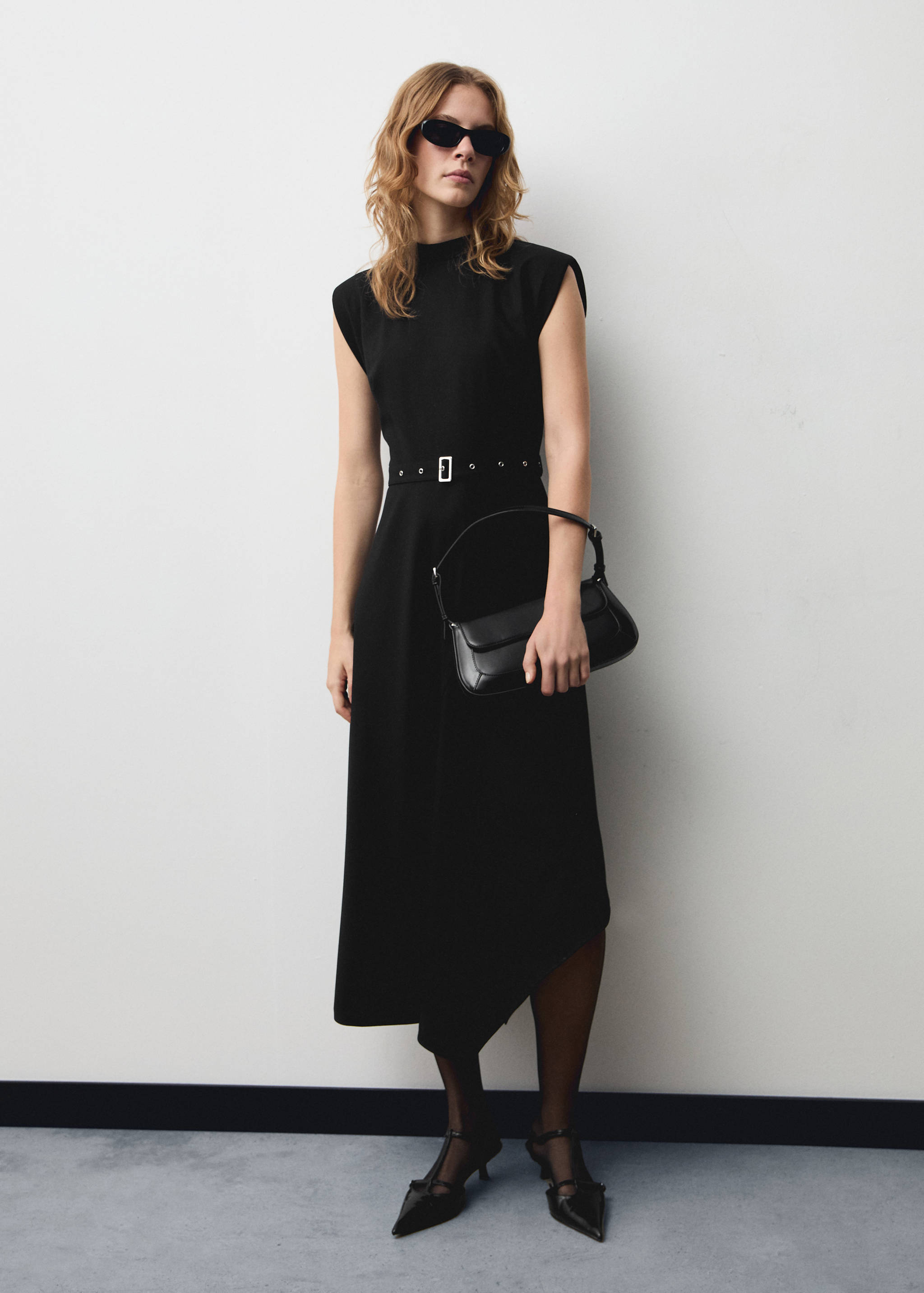 Asymmetrical dress with belt - General plane