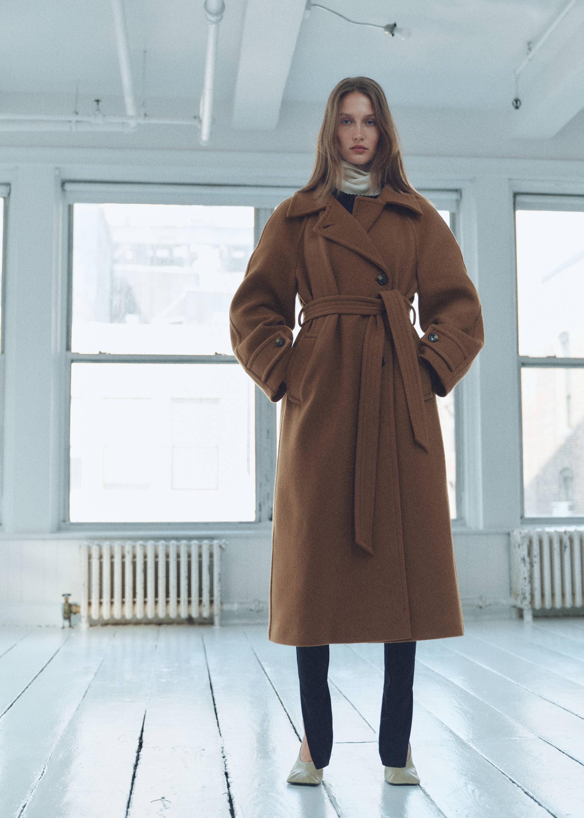 Woollen coat with belt - General plane