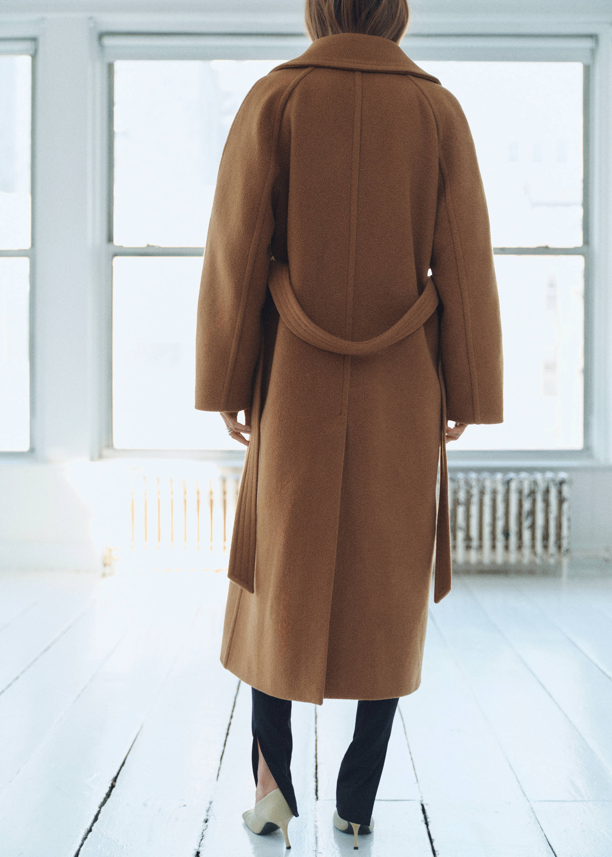 Woollen coat with belt - Reverse of the article