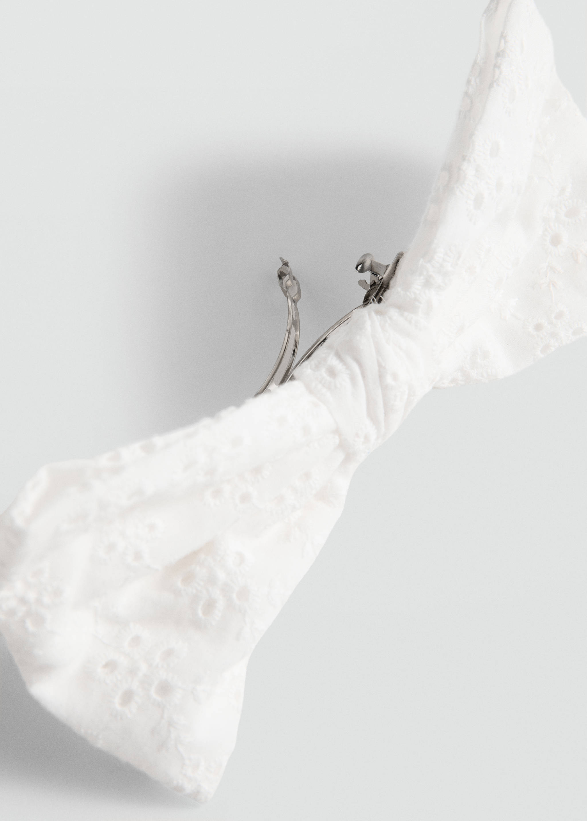 Barrette nœud broderie - Plan moyen