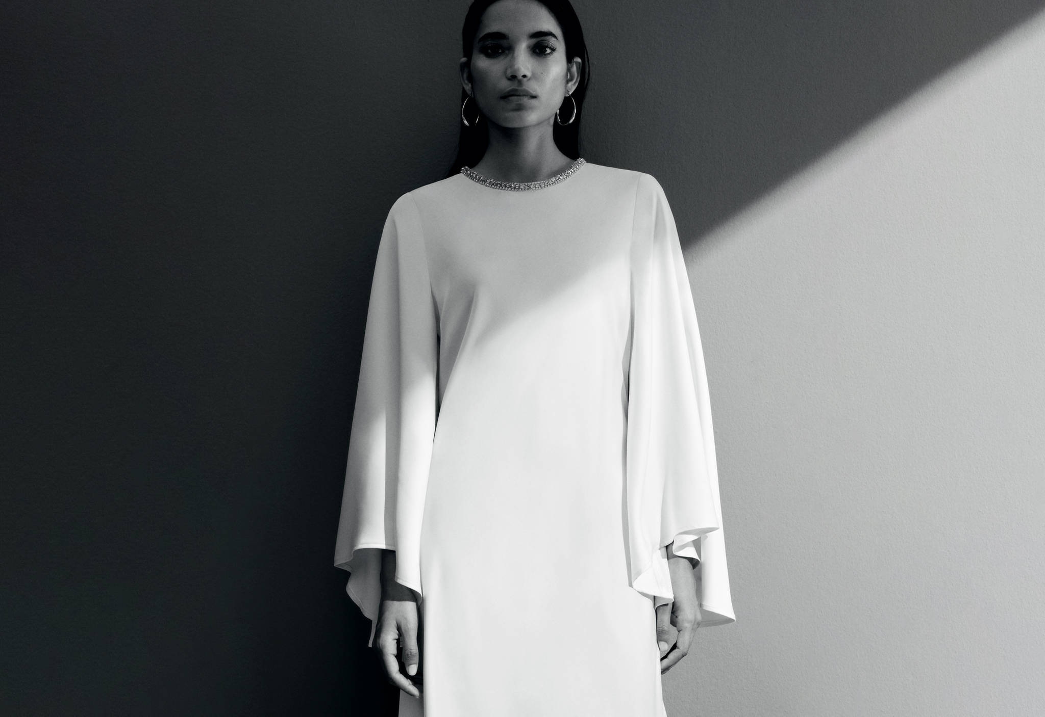 Flared-sleeve satin dress - Panoramic plane