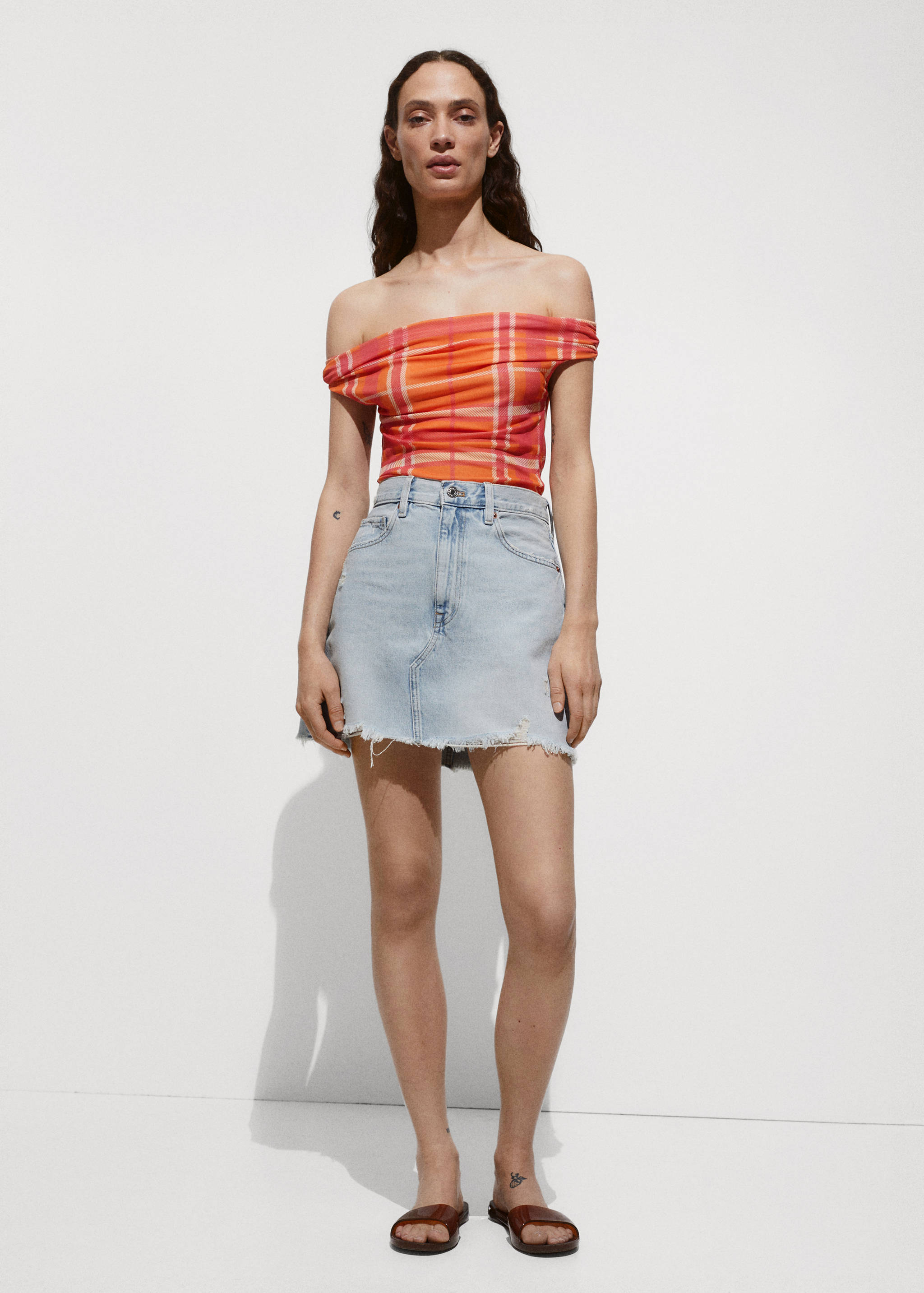 Denim miniskirt with frayed hem - General plane