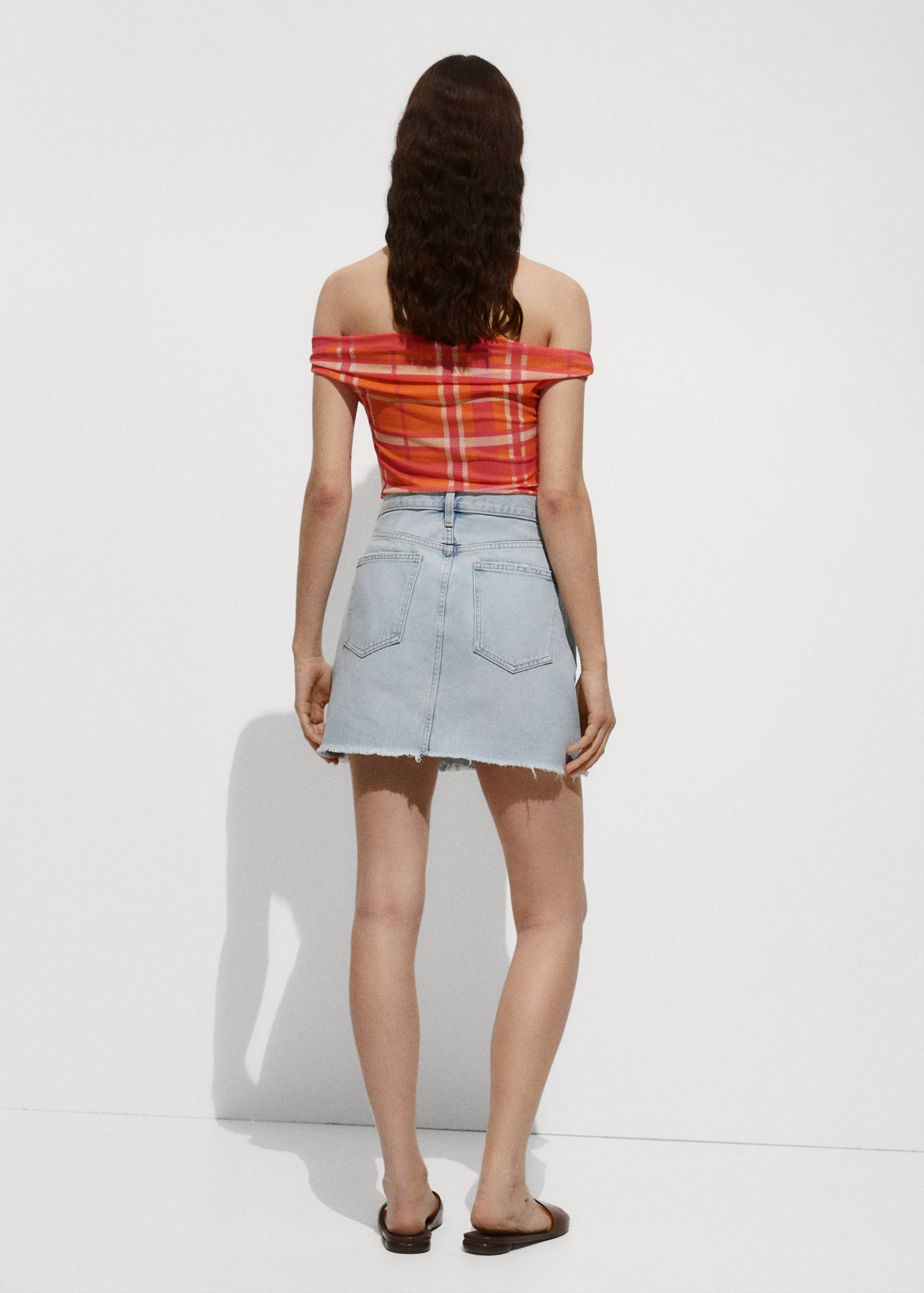 Denim miniskirt with frayed hem - Reverse of the article
