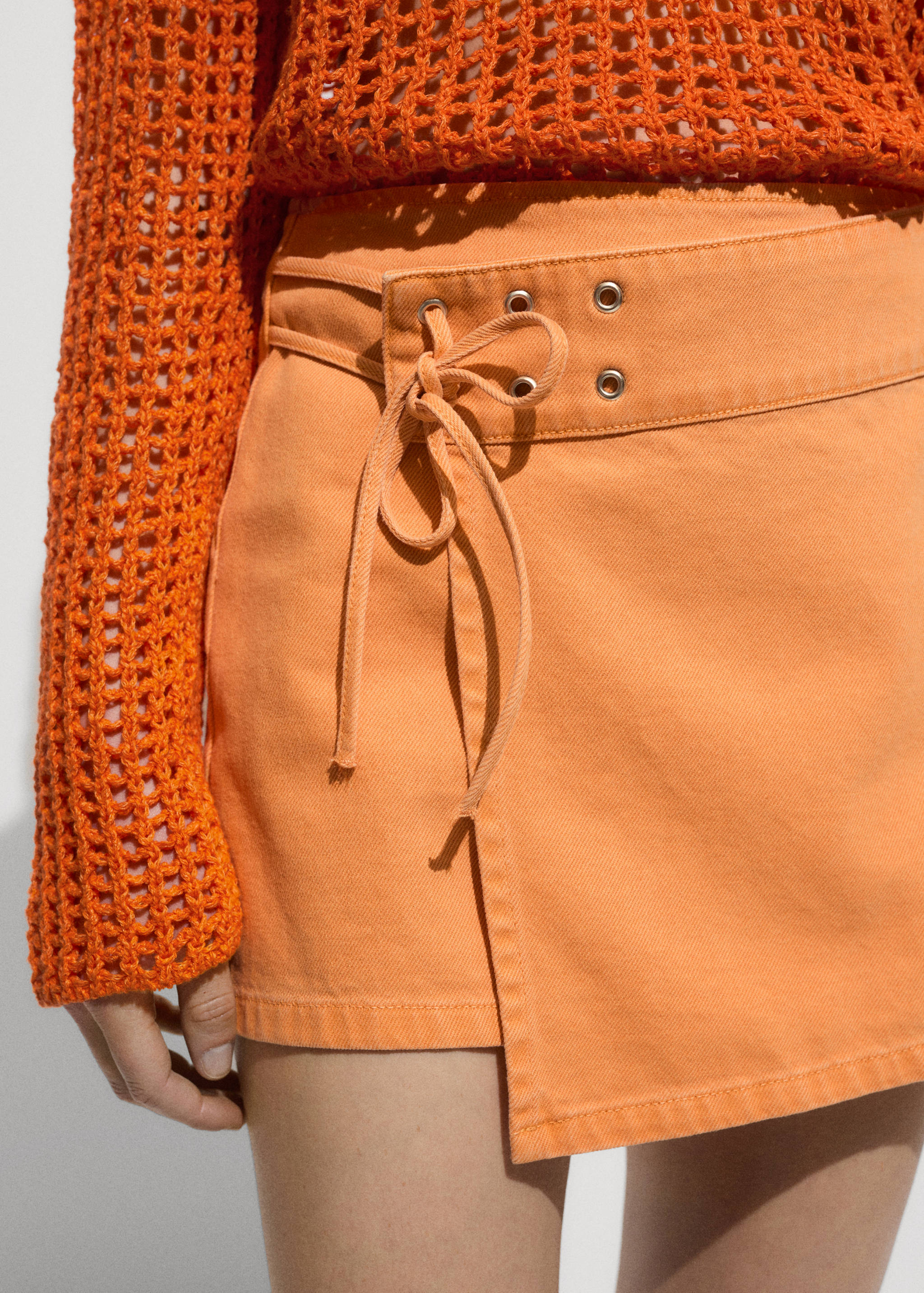 Minijupe jean croisée - Plan moyen