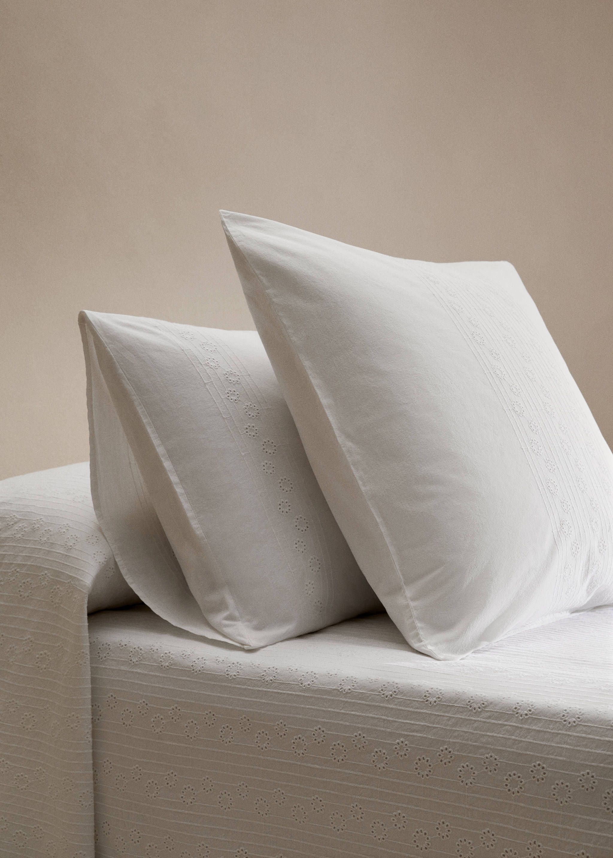 Floral embroidered cotton pillowcase 60x60cm - General plane